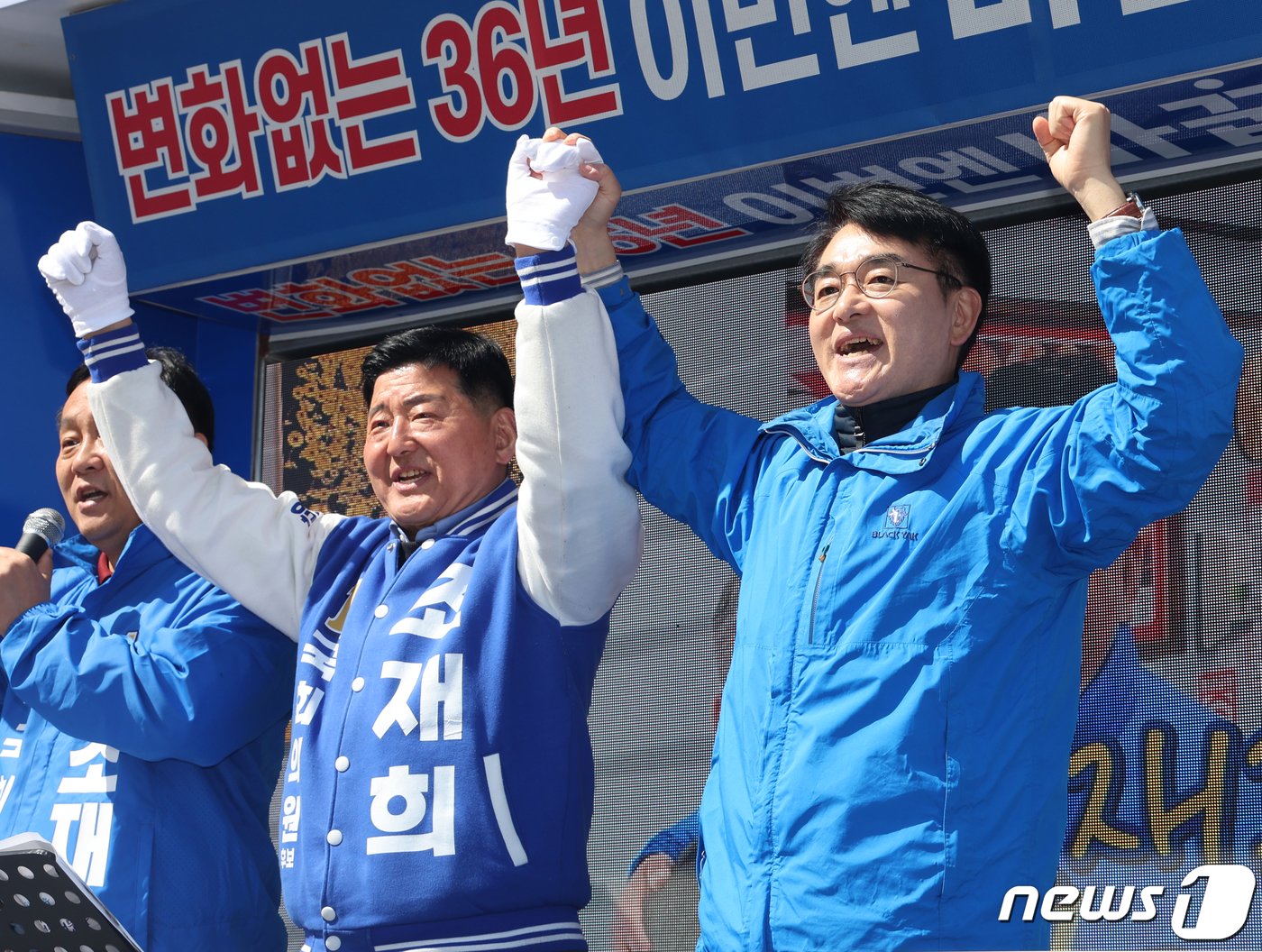 본문 이미지 - 박용진 더불어민주당 의원이 31일 서울 송파구 올림픽공원역 인근에서 조재희 송파갑 후보 지원 유세를 하고 있다. 2024.3.31/뉴스1 ⓒ News1 송원영 기자
