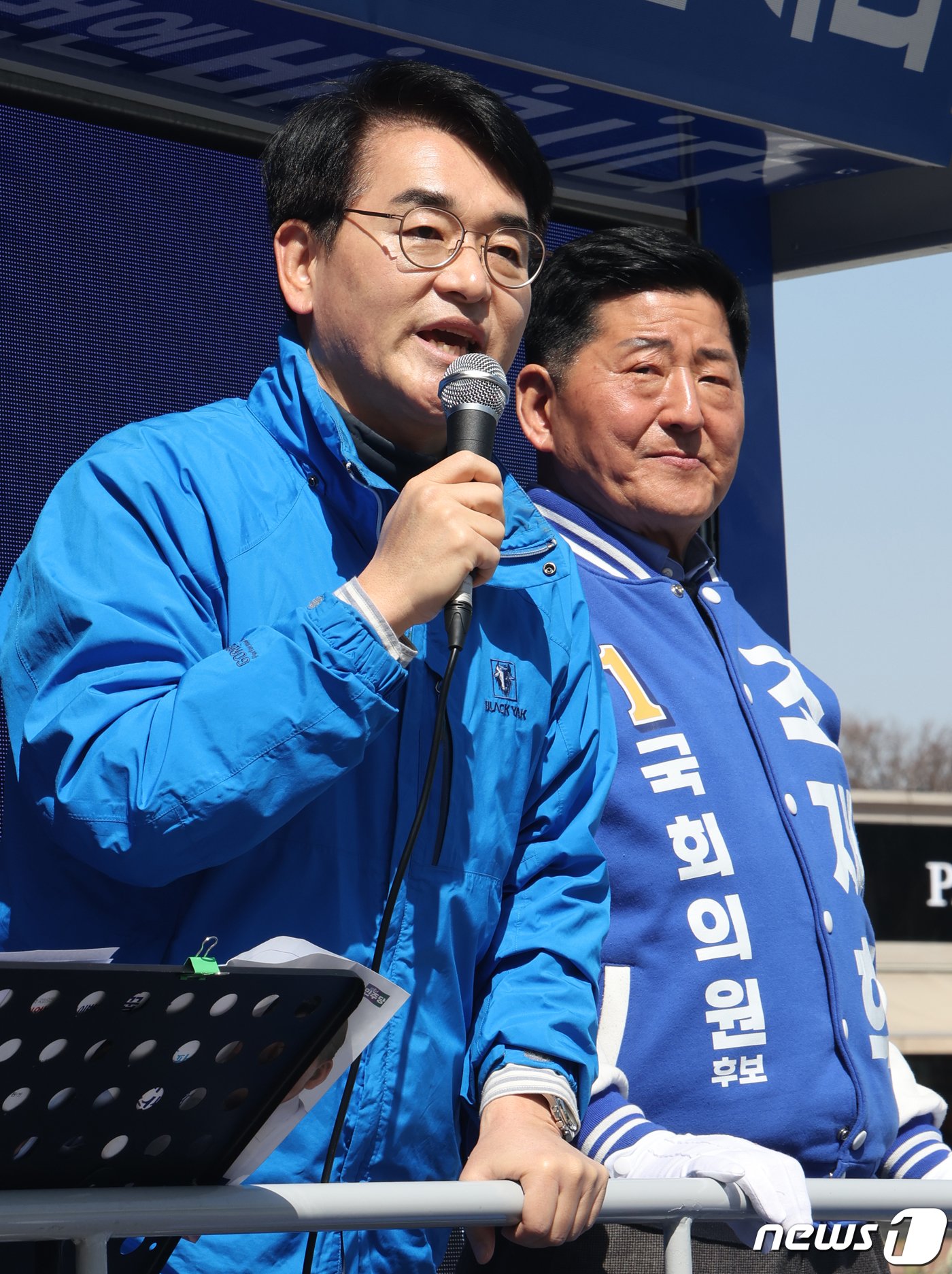 박용진 더불어민주당 의원이 31일 서울 송파구 올림픽공원역 인근에서 조재희 송파갑 후보 지원 유세를 하고 있다. 2024.3.31/뉴스1 ⓒ News1 송원영 기자