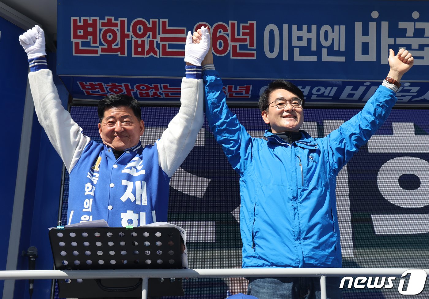 본문 이미지 - 박용진 더불어민주당 의원이 31일 서울 송파구 올림픽공원역 인근에서 조재희 송파갑 후보 지원 유세를 하고 있다. 2024.3.31/뉴스1 ⓒ News1 송원영 기자