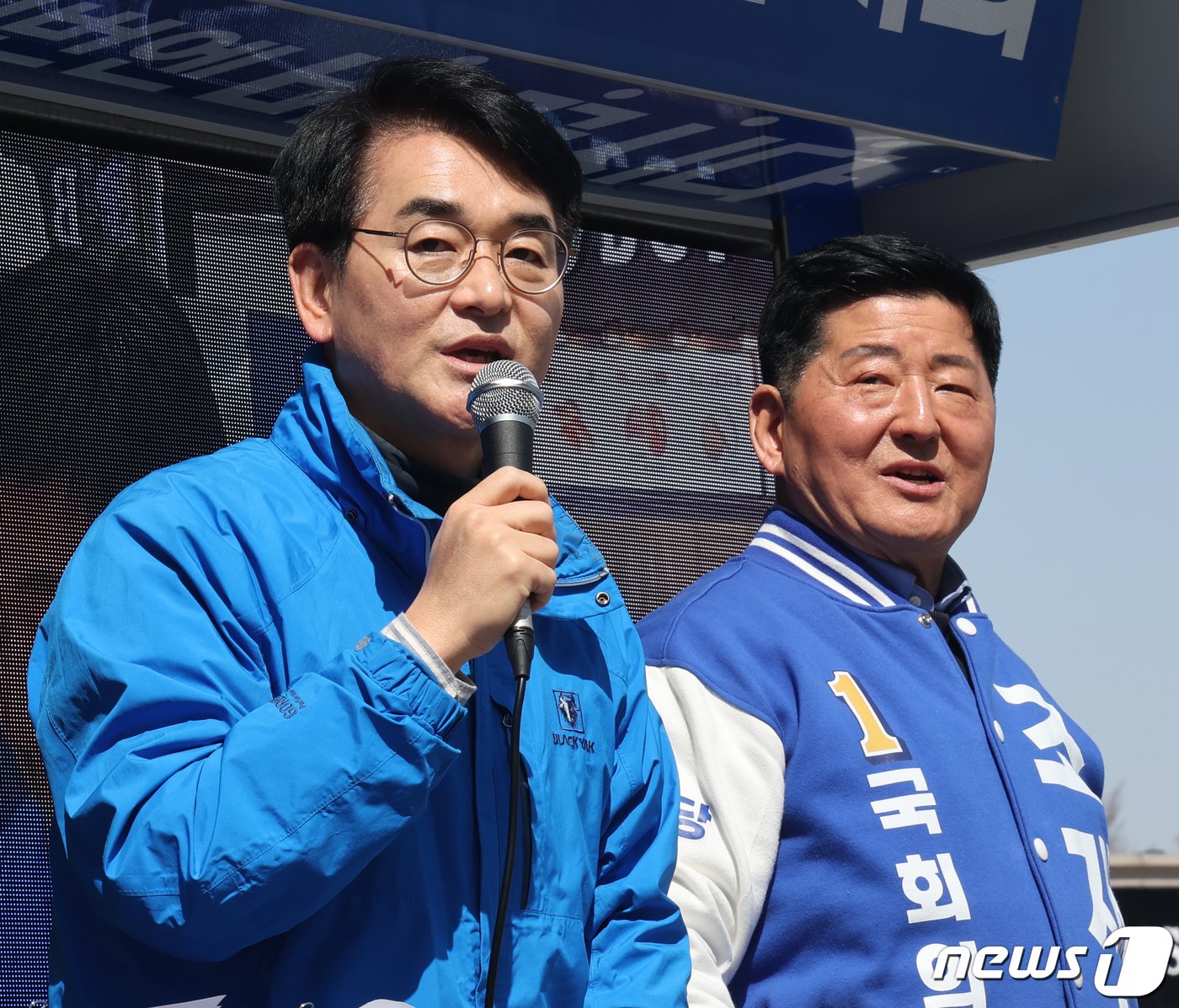 본문 이미지 - 박용진 더불어민주당 의원이 31일 서울 송파구 올림픽공원역 인근에서 조재희 송파갑 후보 지원 유세를 하고 있다. 2024.3.31/뉴스1 ⓒ News1 송원영 기자