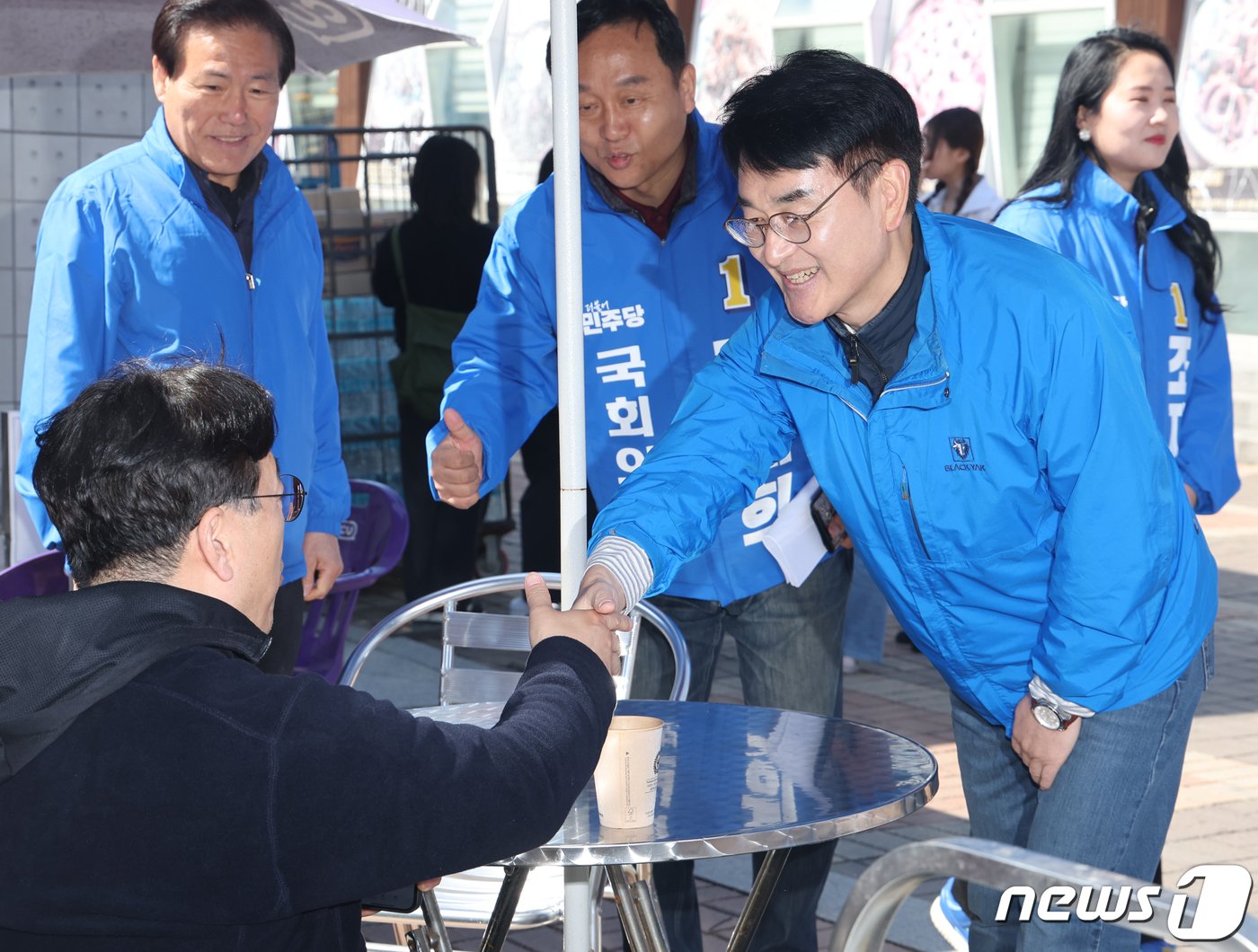 본문 이미지 - 박용진 더불어민주당 의원이 31일 서울 송파구 올림픽공원역 인근에서 시민들에게 조재희 송파갑 후보 지지를 호소하고 있다. 2024.3.31/뉴스1 ⓒ News1 송원영 기자