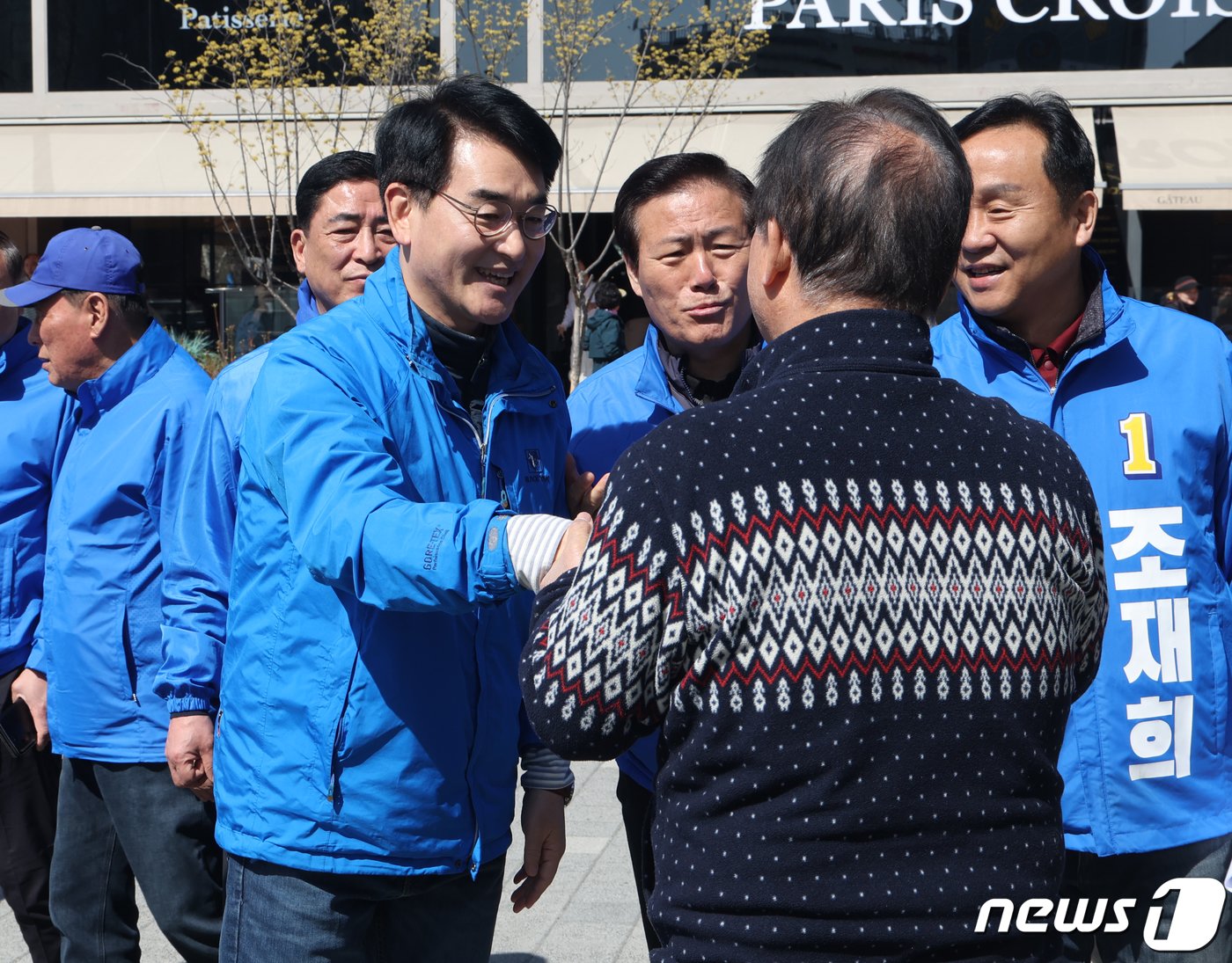 본문 이미지 - 박용진 더불어민주당 의원이 31일 서울 송파구 올림픽공원역 인근에서 시민들에게 조재희 송파갑 후보 지지를 호소하고 있다. 2024.3.31/뉴스1 ⓒ News1 송원영 기자