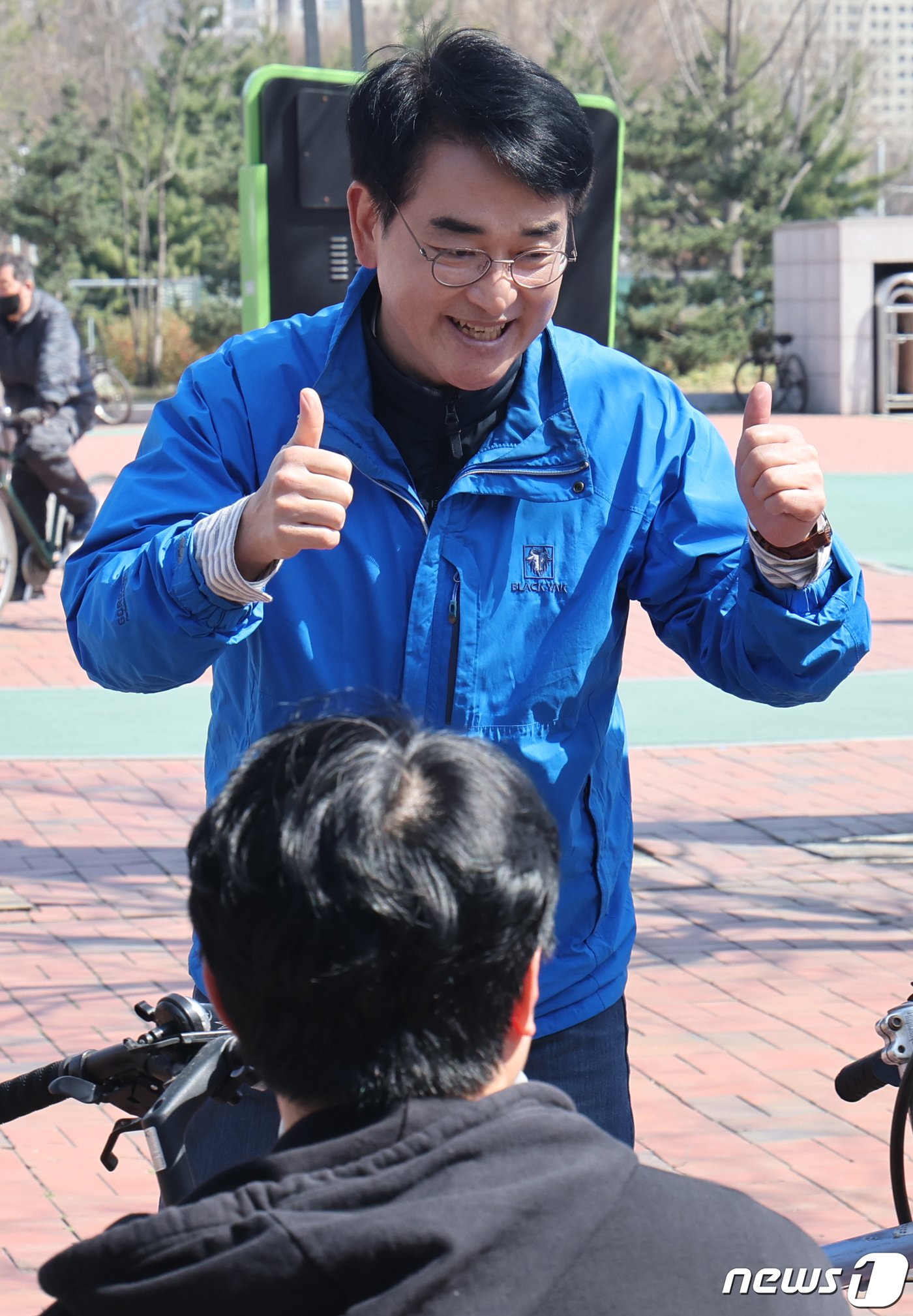 본문 이미지 - 박용진 더불어민주당 의원이 31일 서울 송파구 올림픽공원역 인근에서 시민들에게 조재희 송파갑 후보 지지를 호소하고 있다. 2024.3.31/뉴스1 ⓒ News1 송원영 기자