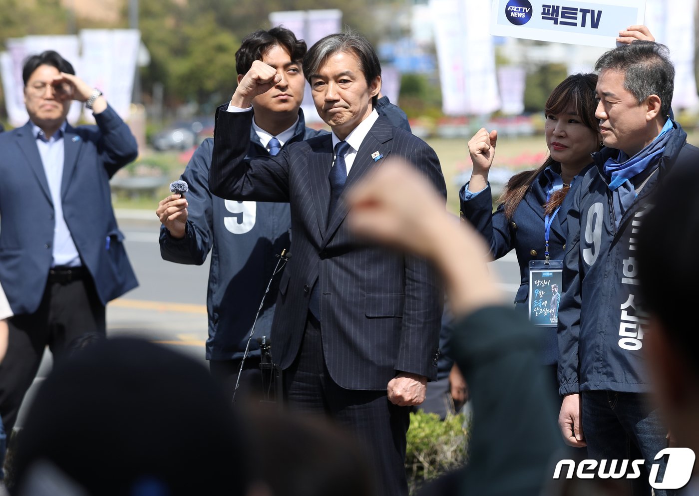 조국 조국혁신당 대표가 31일 경남 창원시 성산구 롯데백화점 창원점 앞에서 열린 기자회견에서 주먹을 불끈 쥐고 있다. 2204.3.31/뉴스1 ⓒ News1 윤일지 기자