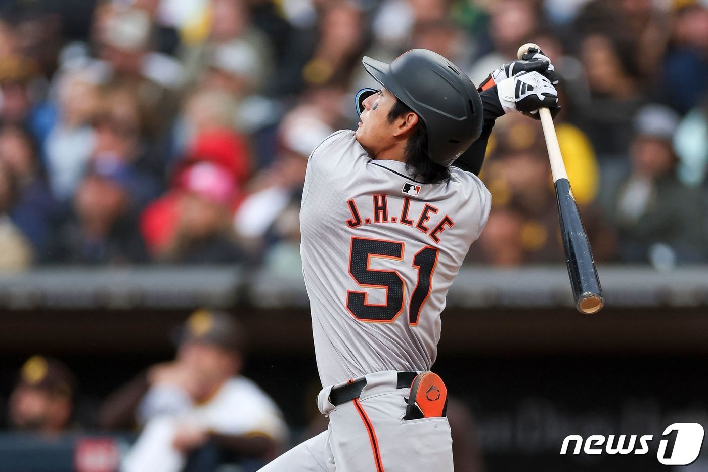 본문 이미지 - 샌프란시스코 자이언츠 이정후가 31일&#40;한국시간&#41; 미국 캘리포니아주 샌디에이고 펫코 파크에서 열린 2024시즌 메이저리그 샌디에이고 파드리스와의 경기, 8회초 원아웃 상황에서 우월 솔로홈런을 쏘아올린 뒤 타구를 바라보고 있다. ⓒ AFP=뉴스1