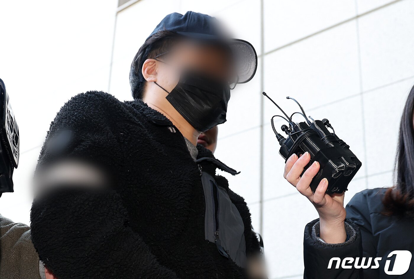 본문 이미지 - 전국 사전투표소 및 개표소에 불법카메라를 설치한 40대 남성 유튜버 A씨가 3월31일 오후 인천 미추홀구 인천지방법원에서 열린 구속 전 피의자심문&#40;영장실질심사&#41;에 출석하고 있다. 2024.3.31/뉴스1 ⓒ News1 이동해 기자