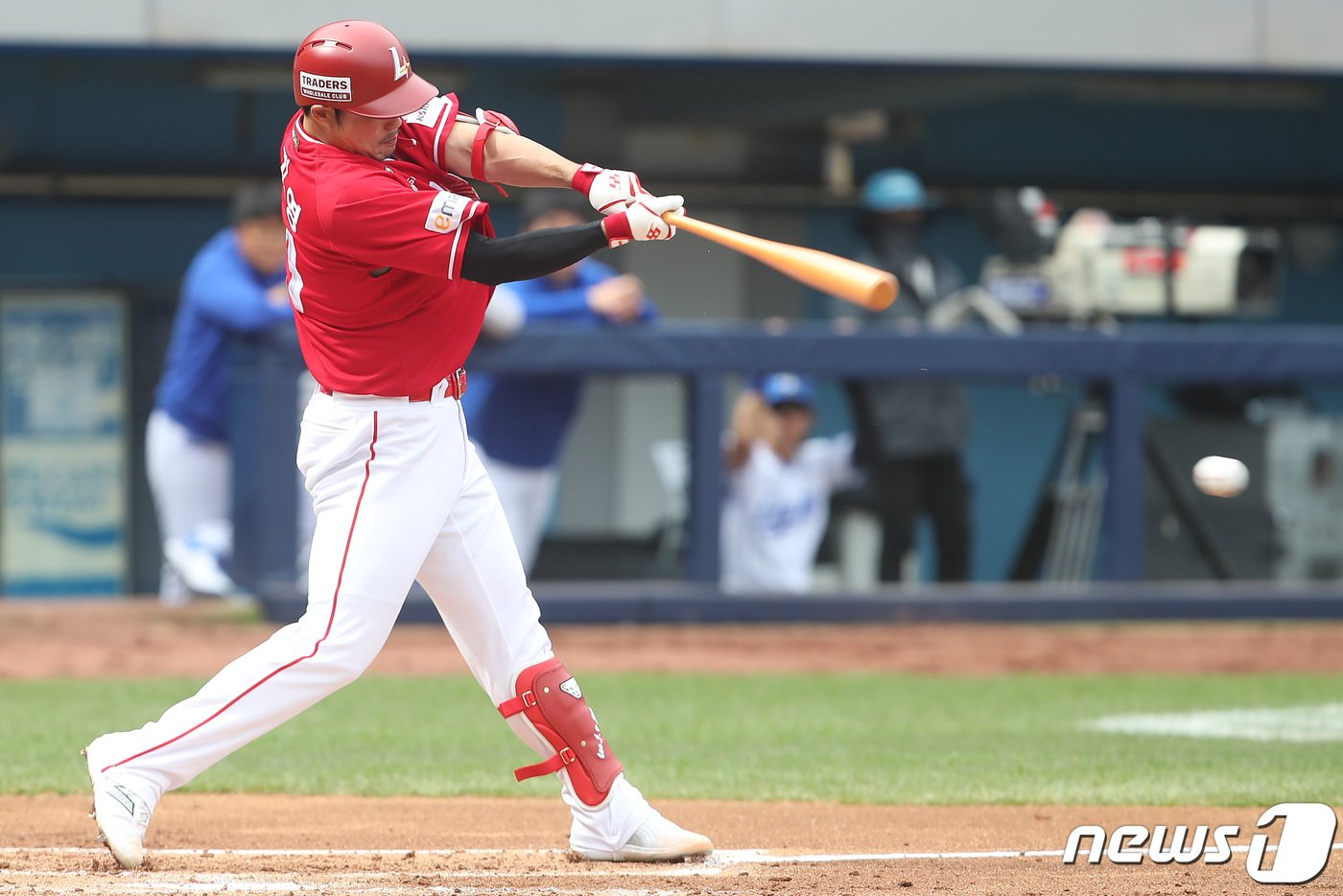 본문 이미지 - 31일 오후 대구 삼성라이온즈파크에서 열린 프로야구 '2024 신한은행 SOL KBO리그' SSG 랜더스와 삼성 라이온즈의 경기, 2회초 1사 만루 상황 SSG 8번타자 이지영이 좌익수 방면 1타점 적시타를 치고 있다. 2024.3.31/뉴스1 ⓒ News1 공정식 기자