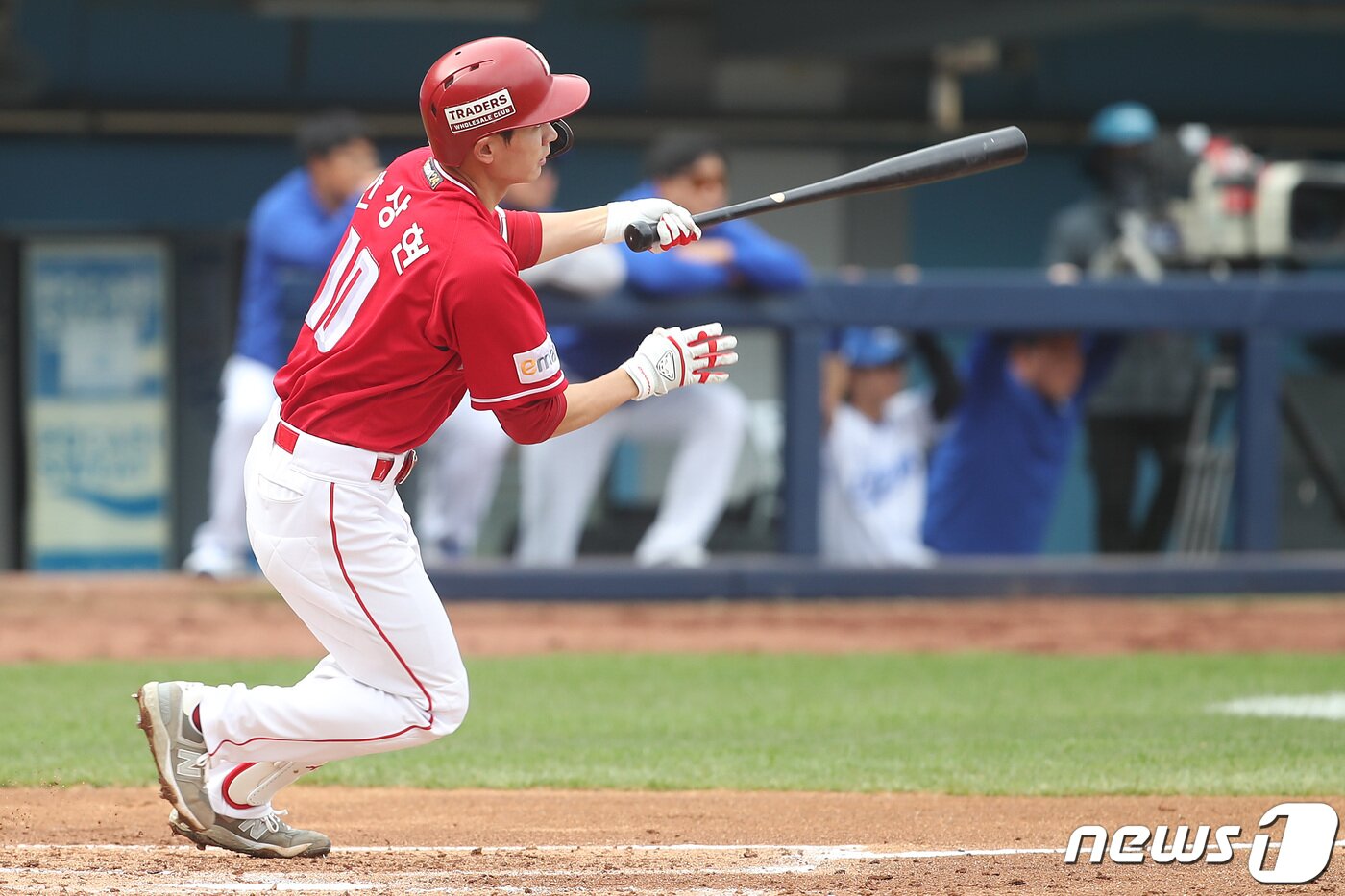 본문 이미지 - 31일 오후 대구 삼성라이온즈파크에서 열린 프로야구 '2024 신한은행 SOL KBO리그' SSG 랜더스와 삼성 라이온즈의 경기, 2회초 1사 만루 상황 SSG 9번타자 안상현이 좌익수 방면 1타점 적시타를 치고 있다. 2024.3.31 ⓒ 뉴스1 공정식 기자