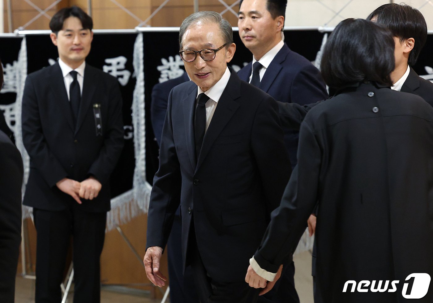본문 이미지 - 이명박 전 대통령이 31일 서울 서대문구 연세 세브란스 장례식장에 마련된 고 조석래 효성그룹 명예회장 빈소를 찾아 조문을 마친 뒤 밖으로 나오고 있다. 2024.3.31/뉴스1 ⓒ News1 박정호 기자