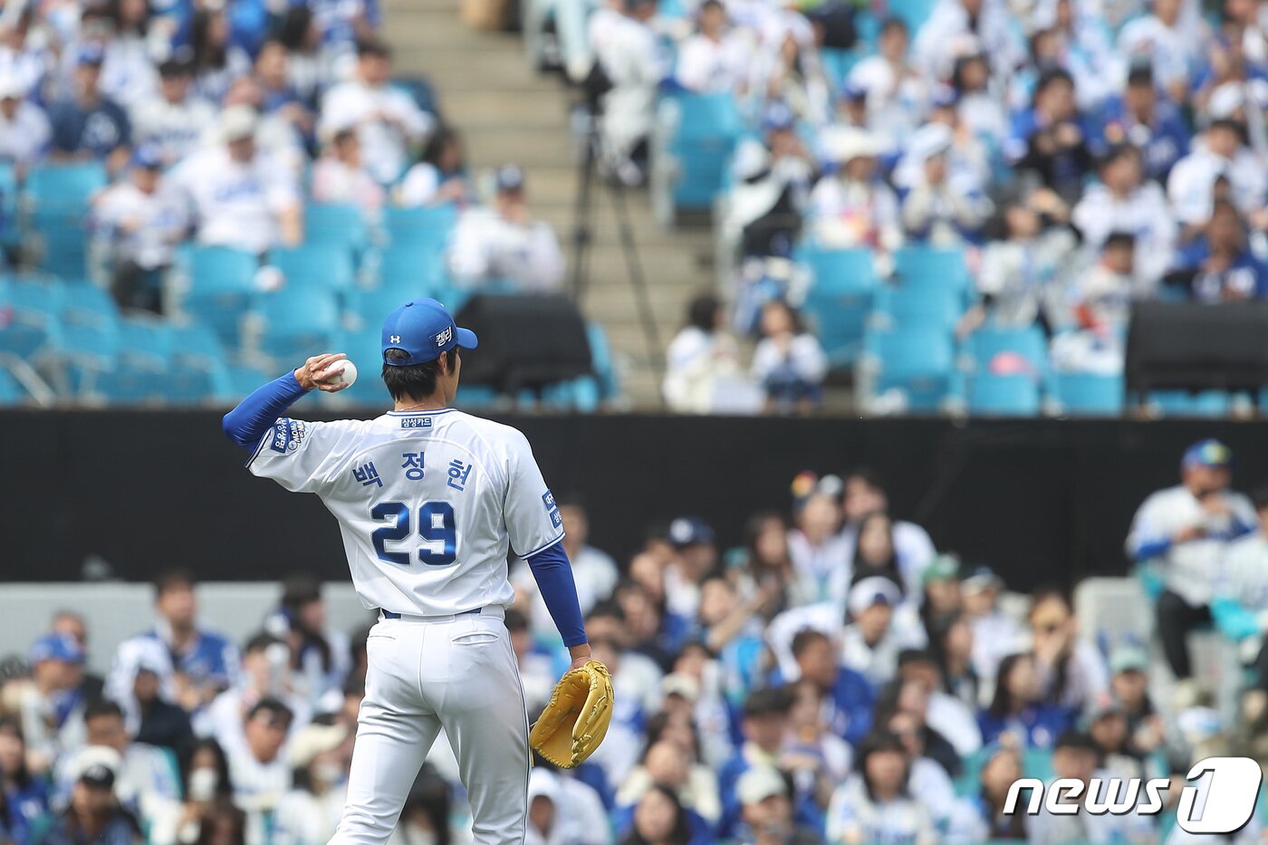 본문 이미지 - 31일 오후 대구 삼성라이온즈파크에서 열린 프로야구 '2024 신한은행 SOL KBO리그' SSG 랜더스와 삼성 라이온즈의 경기, 3회초 삼성 선발 백정현이 강판되고 있다. 2024.3.31/뉴스1 ⓒ News1 공정식 기자