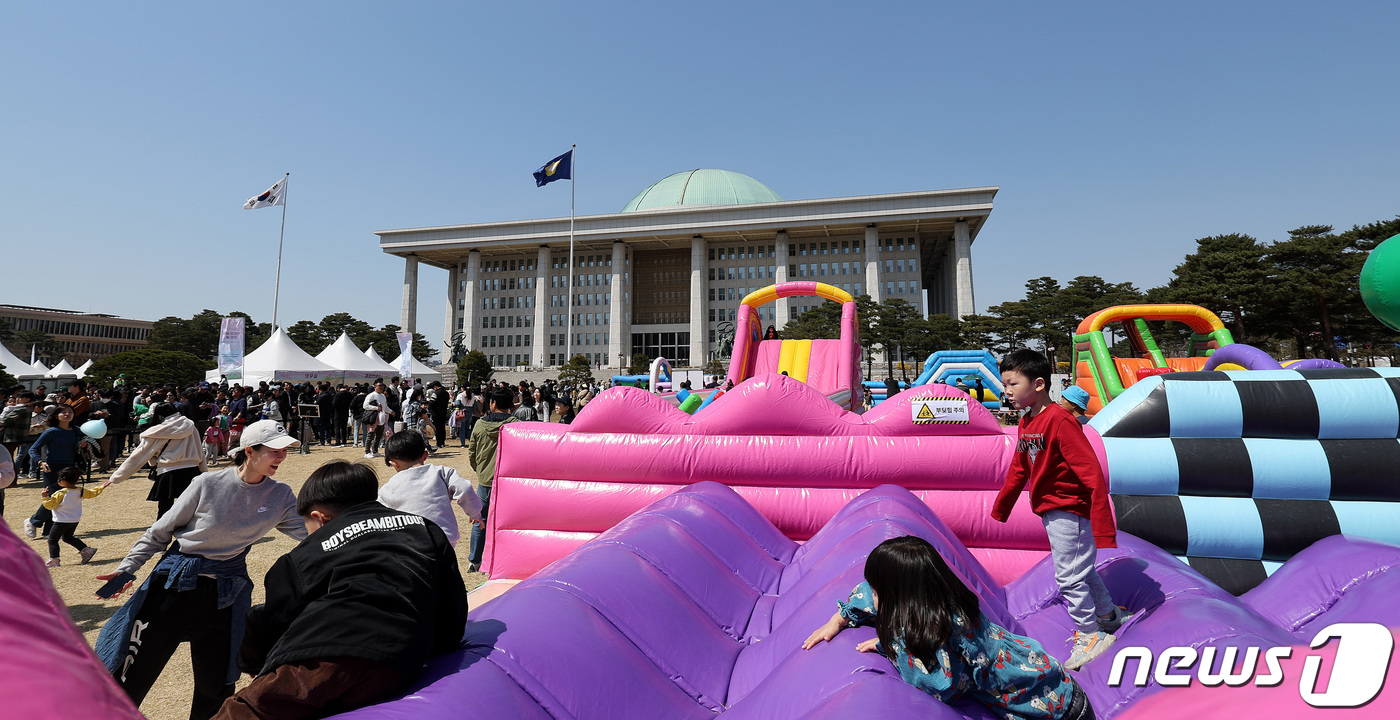 (서울=뉴스1) 박지혜 기자 = 31일 서울 여의도 국회의사당에서 열린 '2024 국회개방행사'를 찾은 어린이와 시민들이 즐거운 시간을 보내고 있다.이번 행사에서는 여의도 봄꽃 축 …