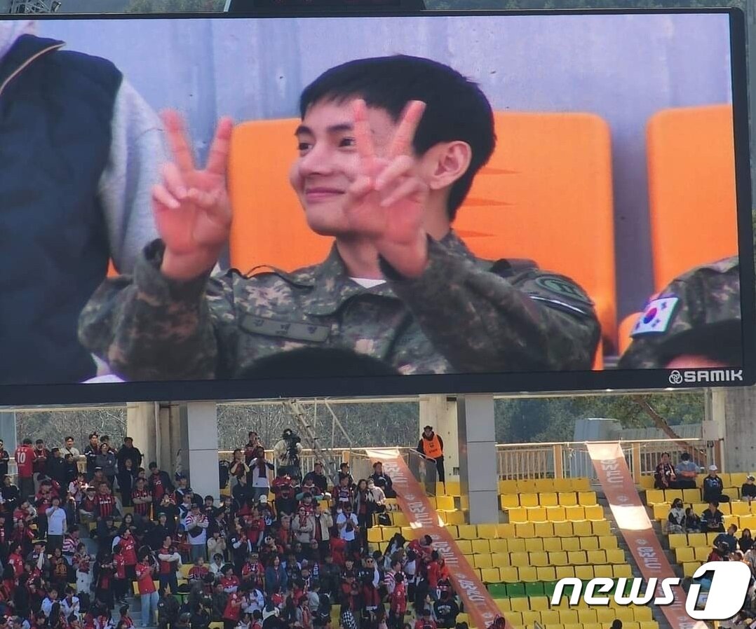 본문 이미지 - 강원 춘천에서 군 복무 중인 그룹 방탄소년단(BTS) 멤버 뷔(본명 김태형)가 강원FC 홈구장인 춘천송암스포츠타운을 찾았다. 이날 송암스포츠타운에서는 ‘하나은행 K리그1 2024’ 4라운드 강원FC와 FC서울의 경기가 치러졌다.(온라인 커뮤니티 캡처)/뉴스1