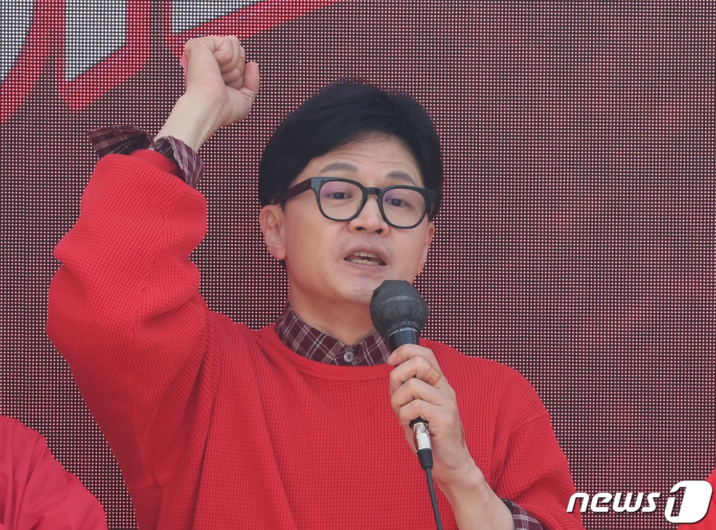 본문 이미지 - 한동훈 국민의힘 총괄선거대책위원장이 31일 경기 하남시 스타필드시티 위례점 앞에서 지원 유세를 하고 있다. 2024.3.31/뉴스1 ⓒ News1 송원영 기자
