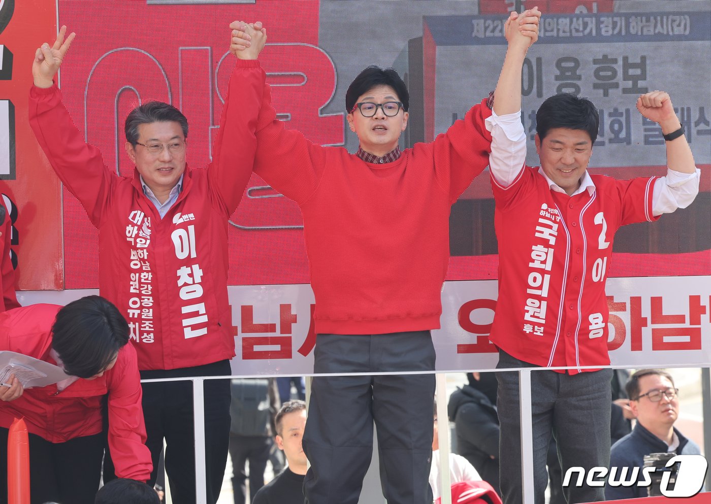 본문 이미지 - 한동훈 국민의힘 총괄선거대책위원장이 31일 경기 하남시 스타필드시티 위례점 앞에서 이용 하납갑 후보와 이찬근 하남을 후보와 함께 유세를 하고 있다. 2024.3.31/뉴스1 ⓒ News1 송원영 기자