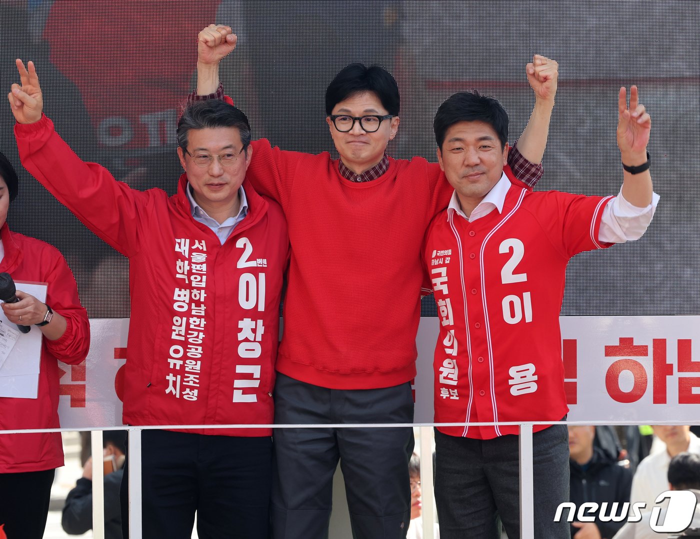 본문 이미지 - 한동훈 국민의힘 총괄선거대책위원장이 31일 경기 하남시 스타필드시티 위례점 앞에서 이용 하납갑 후보와 이창근 하남을 후보와 함께 유세를 하고 있다. 2024.3.31/뉴스1 ⓒ News1 송원영 기자