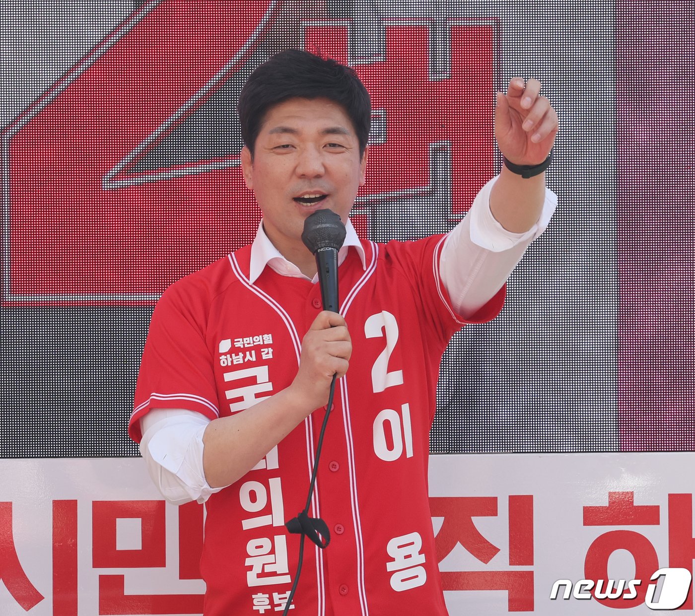 본문 이미지 - 이용 국민의힘 하남갑 후보가 31일 경기 하남시 스타필드시티 위례점 앞에서 지지를 호소하고 있다. 2024.3.31/뉴스1 ⓒ News1 송원영 기자