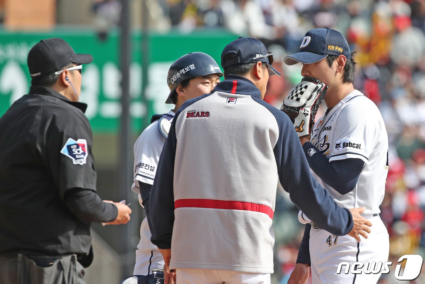 31일 서울 송파구 잠실야구장에서 열린 프로야구 &#39;2024 신한 SOL 뱅크 KBO리그&#39; KIA 타이거즈와 두산 베어스의 경기에서 5회초 KIA 공격 두산 곽빈이 실점한 뒤 코치와 대화하고 있다. 2024.3.31/뉴스1 ⓒ News1 이승배 기자