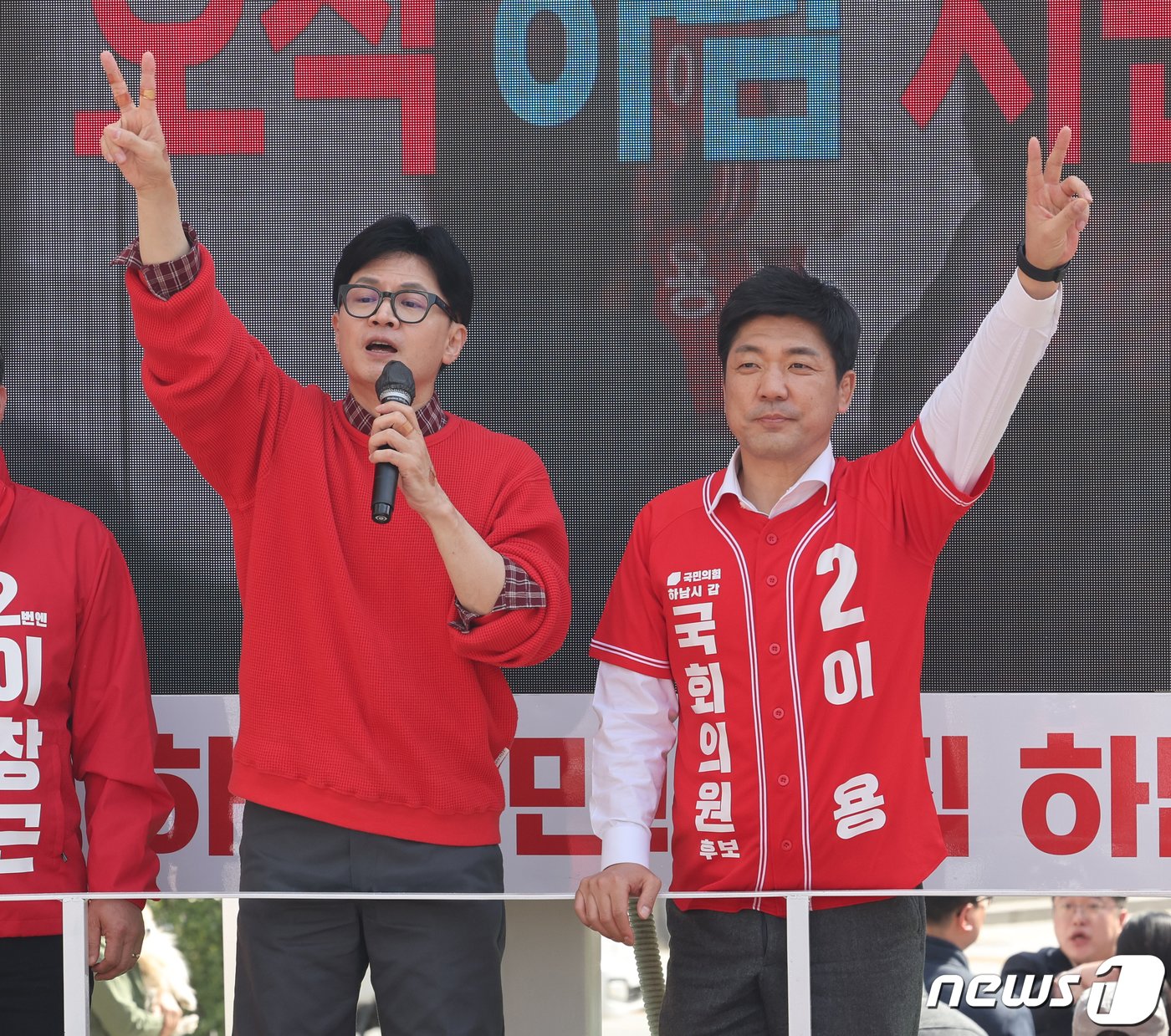 본문 이미지 - 한동훈 국민의힘 총괄선거대책위원장이 31일 경기 하남시 스타필드시티 위례점 앞에서 이용 하납갑 후보와 함께 유세를 하고 있다. 2024.3.31/뉴스1 ⓒ News1 송원영 기자