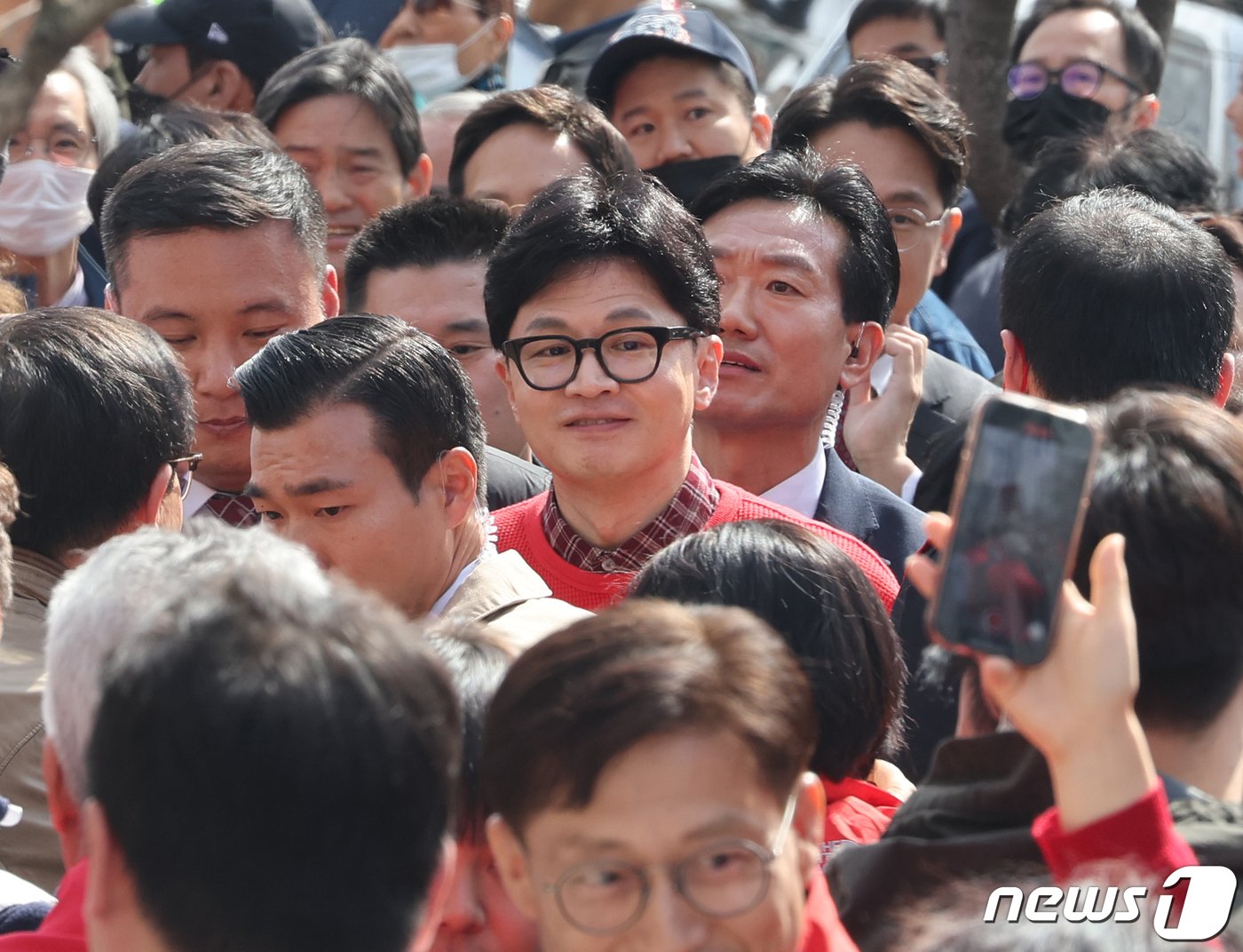 본문 이미지 - 한동훈 국민의힘 총괄선거대책위원장이 31일 경기 하남시 스타필드시티 위례점 앞에서 열린 지원유세에 참석하고 있다. 2024.3.31/뉴스1 ⓒ News1 송원영 기자