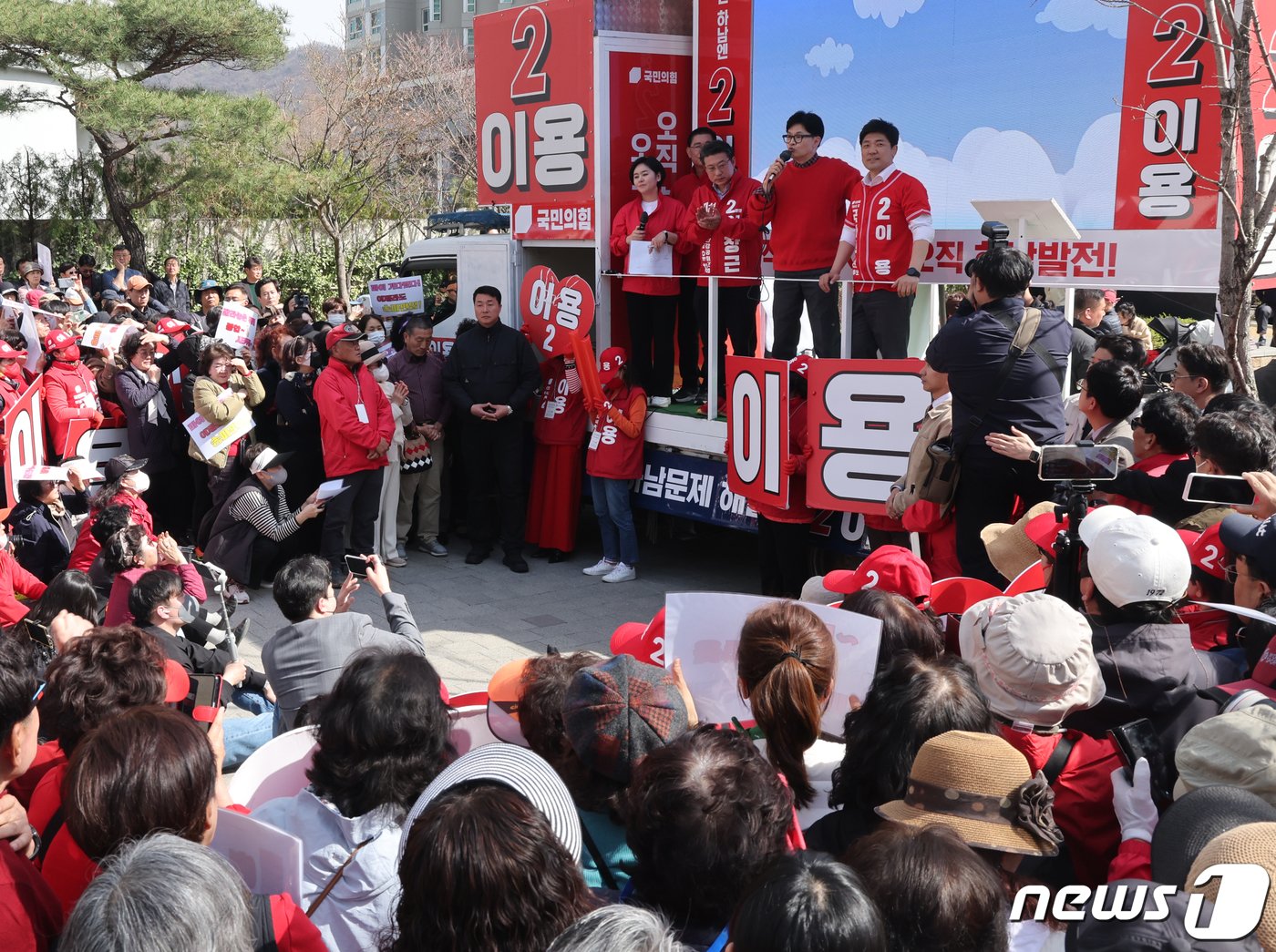 한동훈 국민의힘 총괄선거대책위원장이 31일 경기 하남시 스타필드시티 위례점 앞에서 이용 하납갑 후보와 이창근 하남을 후보와 함께 지지를 호소하고 있다. 2024.3.31/뉴스1 ⓒ News1 송원영 기자