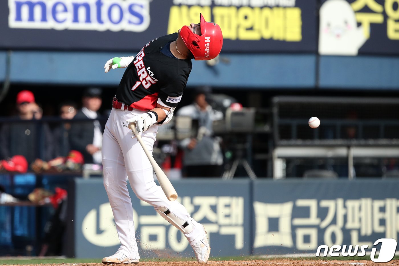 31일 서울 송파구 잠실야구장에서 열린 프로야구 &#39;2024 신한 SOL 뱅크 KBO리그&#39; KIA 타이거즈와 두산 베어스의 경기에서 7회초 KIA 공격 1사 주자 2,3루 상황 박찬호가 몸에 공을 맞고 있다. 2024.3.31/뉴스1 ⓒ News1 이승배 기자