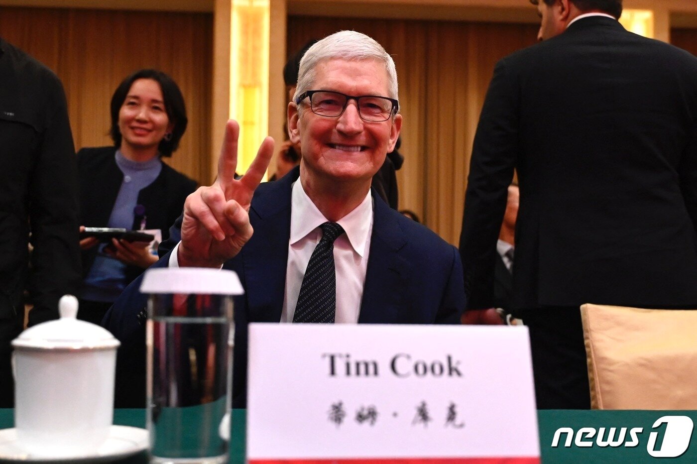 본문 이미지 - 중국발전포럼에 참석한 팀 쿡 애플 CEO. ⓒ AFP=뉴스1