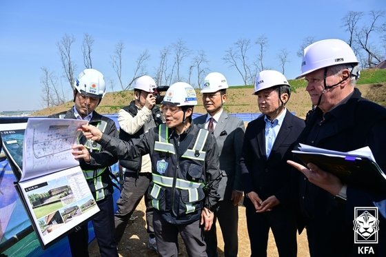 본문 이미지 - 천안축구센터를 찾은 정몽규 대한축구협회장. &#40;대한축구협회 제공&#41; 2024.3.31/뉴스1