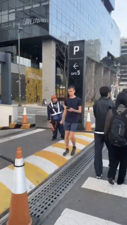 본문 이미지 - 가상 화폐 이더리움(ETH) 창시자 비탈릭 부테린이 목격담이 화제가 되고 있다. X 갈무리