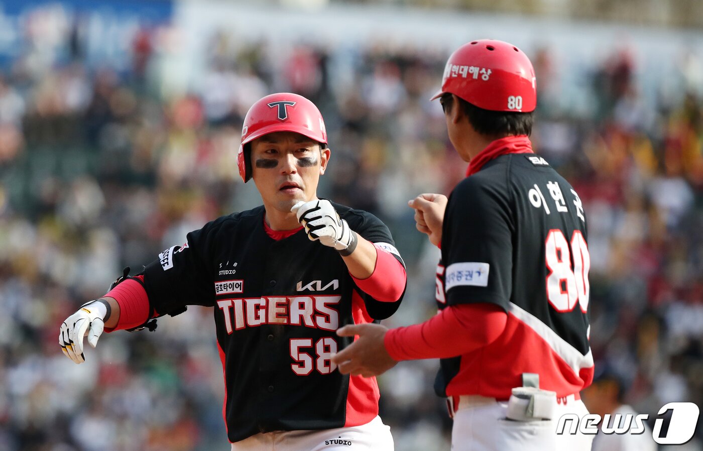 본문 이미지 - 31일 서울 송파구 잠실야구장에서 열린 프로야구 '2024 신한 SOL 뱅크 KBO리그' KIA 타이거즈와 두산 베어스의 경기에서 9회초 KIA 공격 1사 주자 1,3루 서건창이 안타를 치고 기뻐하고 있다. 2024.3.31/뉴스1 ⓒ News1 이승배 기자