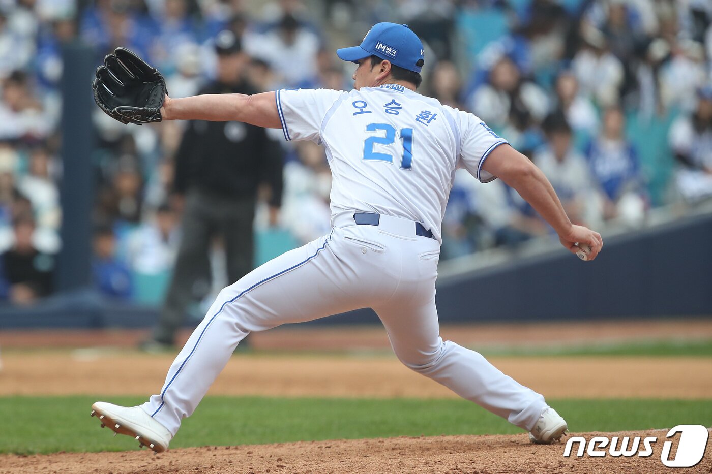 본문 이미지 - 31일 오후 대구 삼성라이온즈파크에서 열린 프로야구 '2024 신한은행 SOL KBO리그' SSG 랜더스와 삼성 라이온즈의 경기, 연장 10회초 마운드에 오른 삼성 마무리 오승환이 역투하고 있다. 2024.3.31/뉴스1 ⓒ News1 공정식 기자