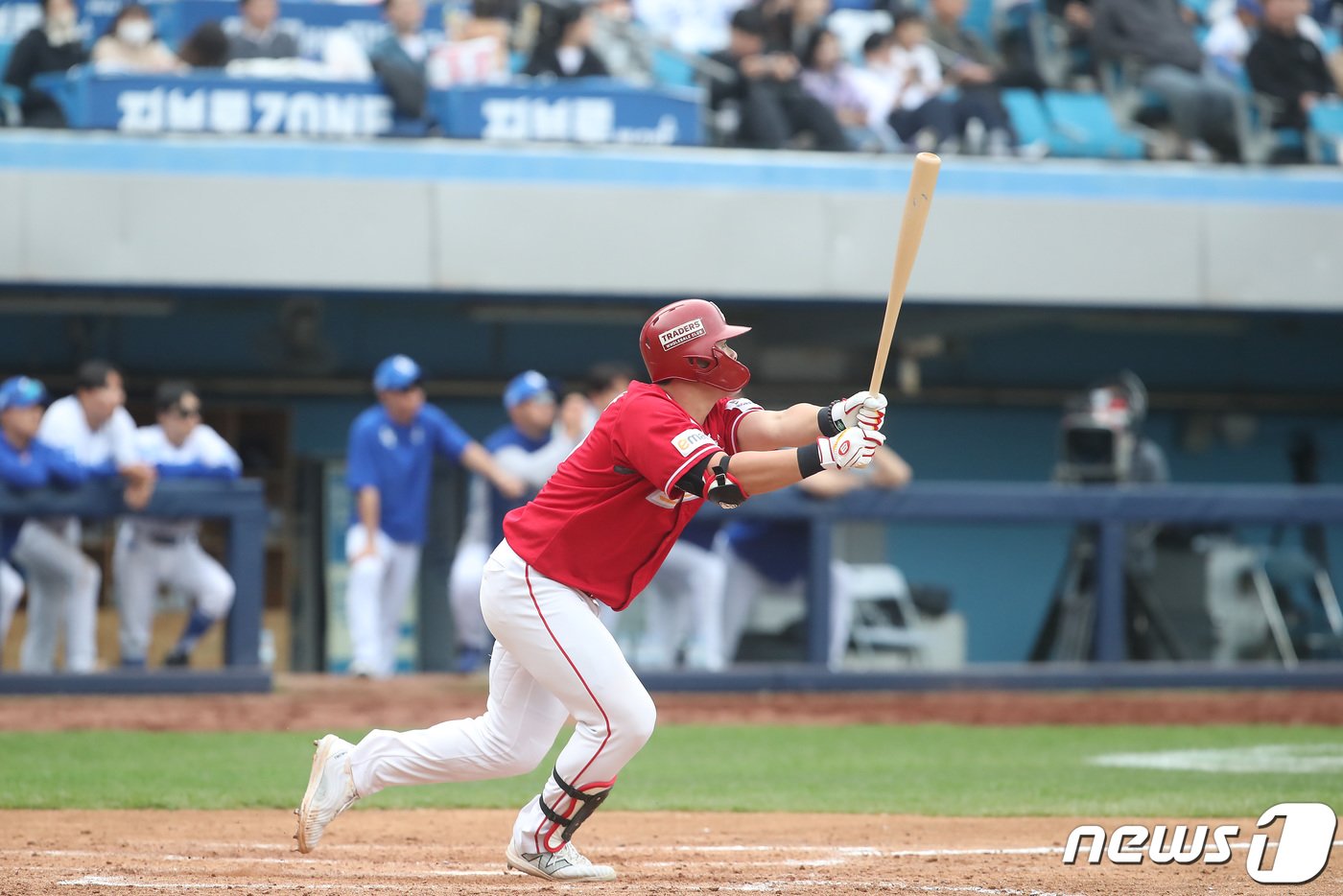 31일 오후 대구 삼성라이온즈파크에서 열린 프로야구 &#39;2024 신한은행 SOL KBO리그&#39; SSG 랜더스와 삼성 라이온즈의 경기, 연장 11회초 1사 주자 없는 상황 SSG 7번타자 전의산이 삼성 오승환을 상대로 중월 솔로홈런을 치고 있다. 2024.3.31/뉴스1 ⓒ News1 공정식 기자