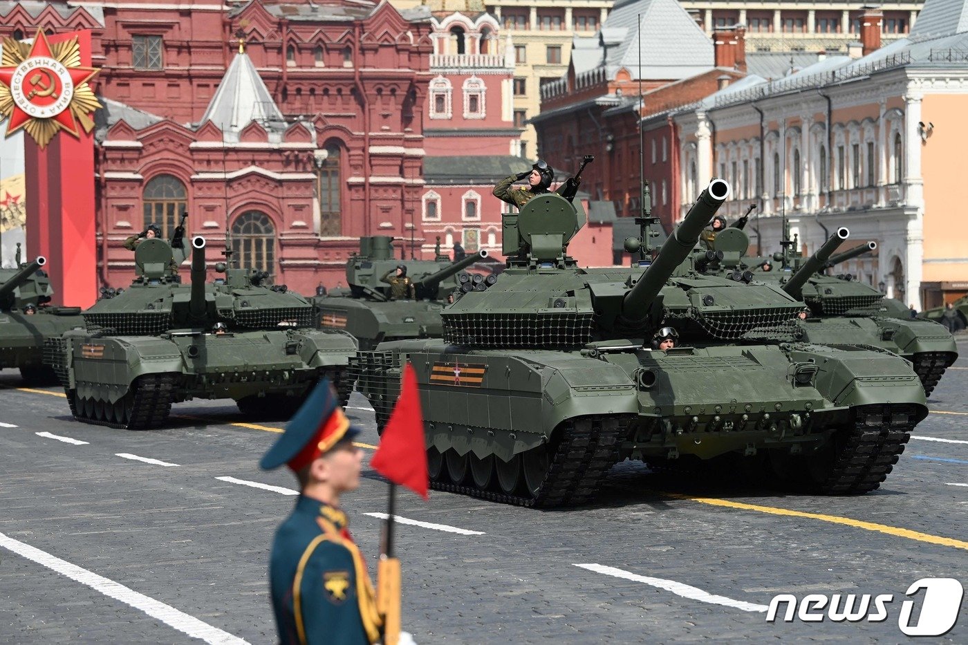 본문 이미지 - 2022년 5월 7일 러시아 승전일 군사 퍼레이드 리허설 중에 T90M과 T-14 아르마트 전차가 붉은 광장을 지나고 있다. ⓒ AFP=뉴스1