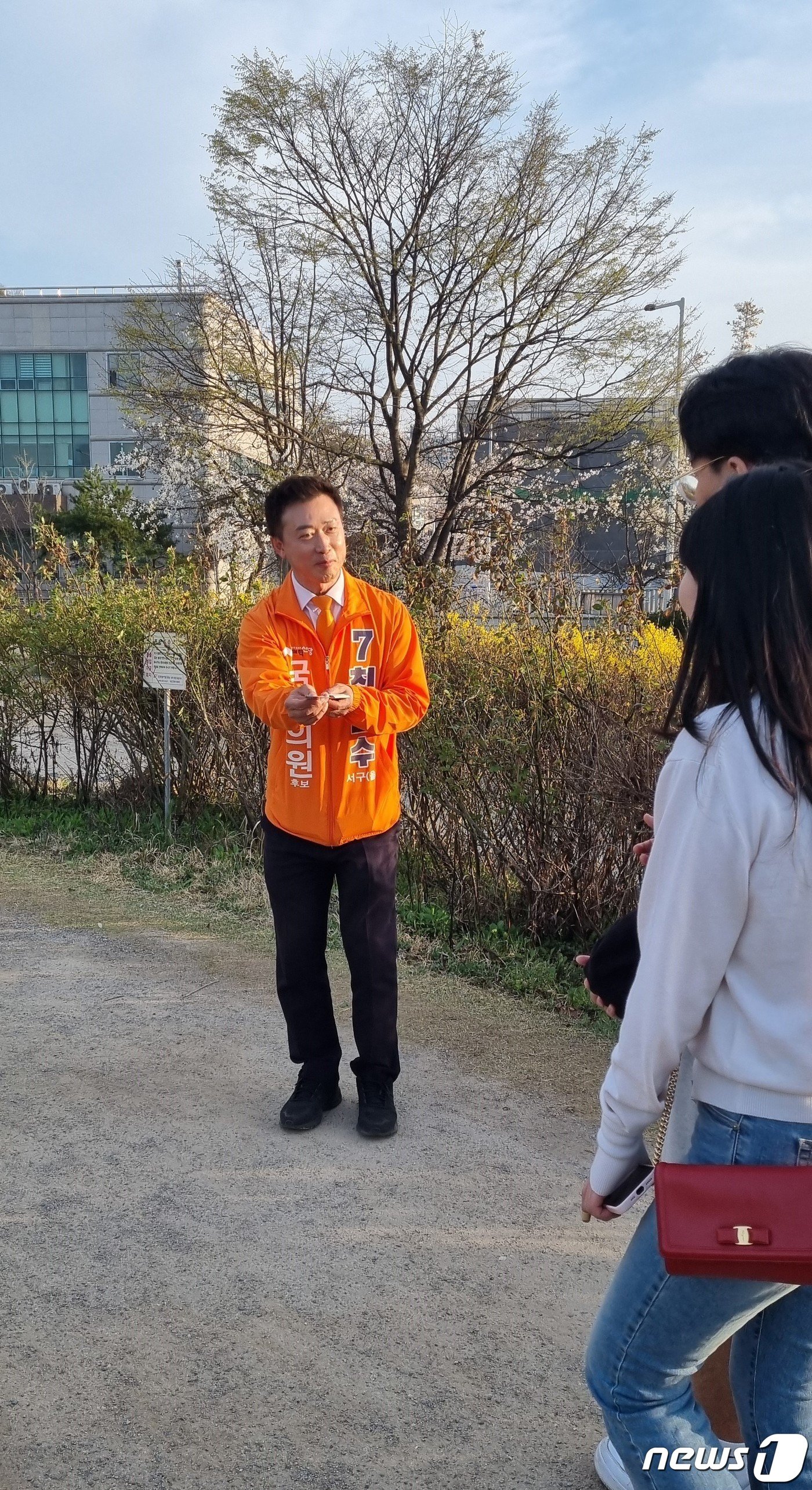 최현수 개혁신당 광주 서구을 후보가 광주 서구 풍암동 풍암저수지에서 산책하는 시민들에 유세하고 있다.&#40;후보측 제공&#41;2024.3.31./뉴스1