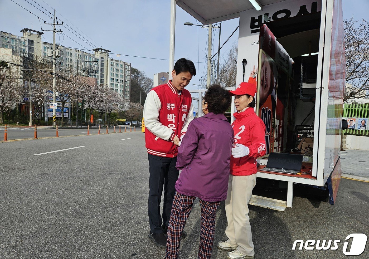 본문 이미지 - 박은식 국민의힘 광주 동남을 후보가 광주 동구 운림중학교 앞에서 유세하고 있다.(후보측 제공)2024.3.31./뉴스1