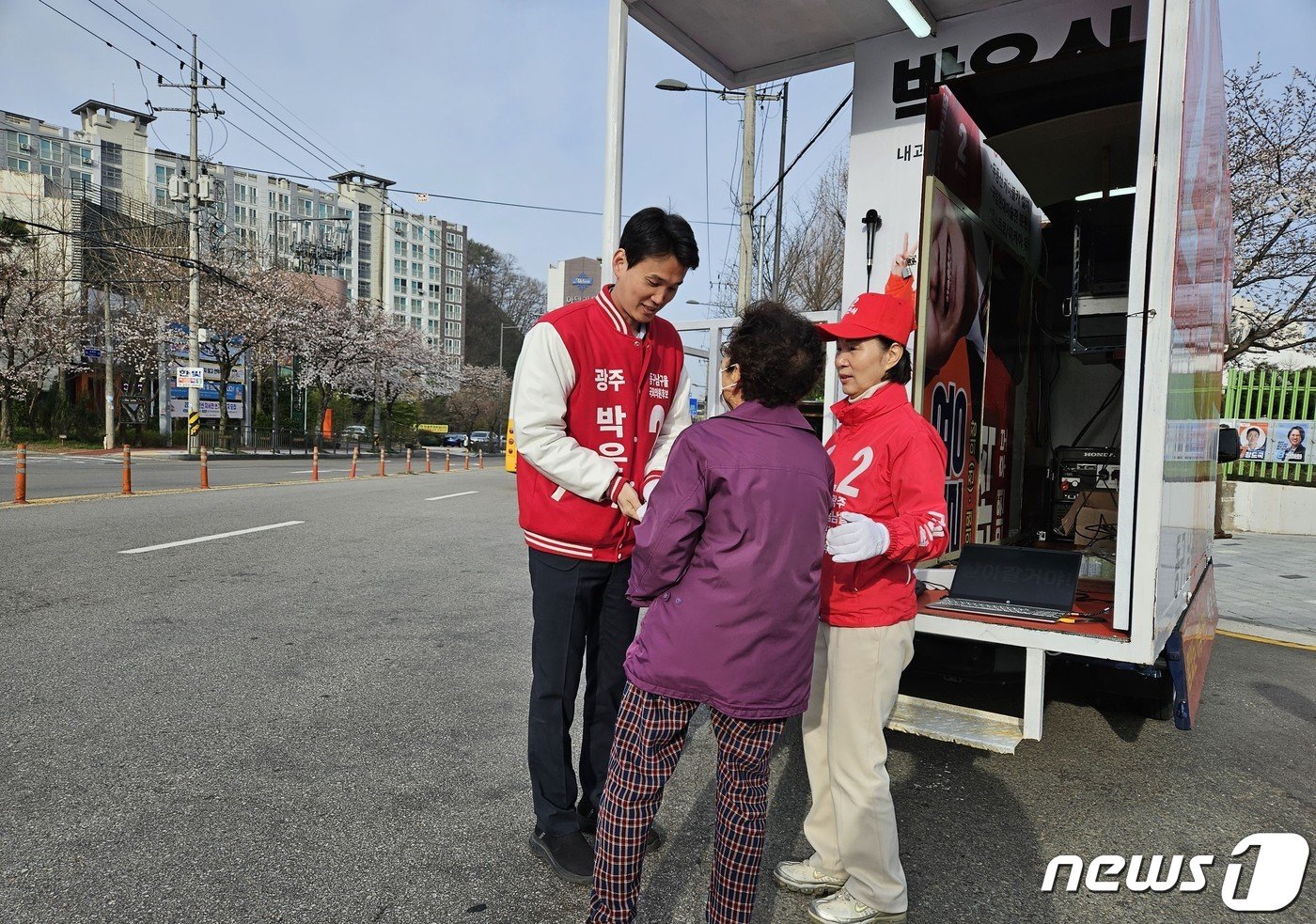 박은식 국민의힘 광주 동남을 후보가 광주 동구 운림중학교 앞에서 유세하고 있다.&#40;후보측 제공&#41;2024.3.31./뉴스1