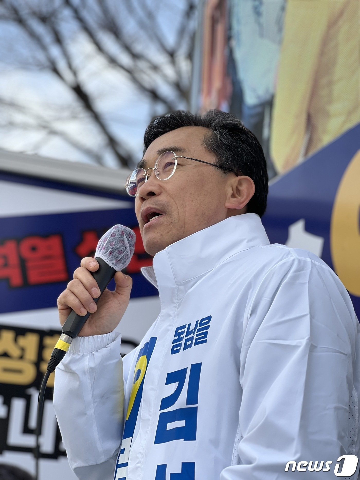 본문 이미지 - 광주 동남을에 출마한 김성환 무소속 후보가 배고픈다리 앞에서 시민들에 유세하고 있다.(후보측 제공)2024.3.31./뉴스1