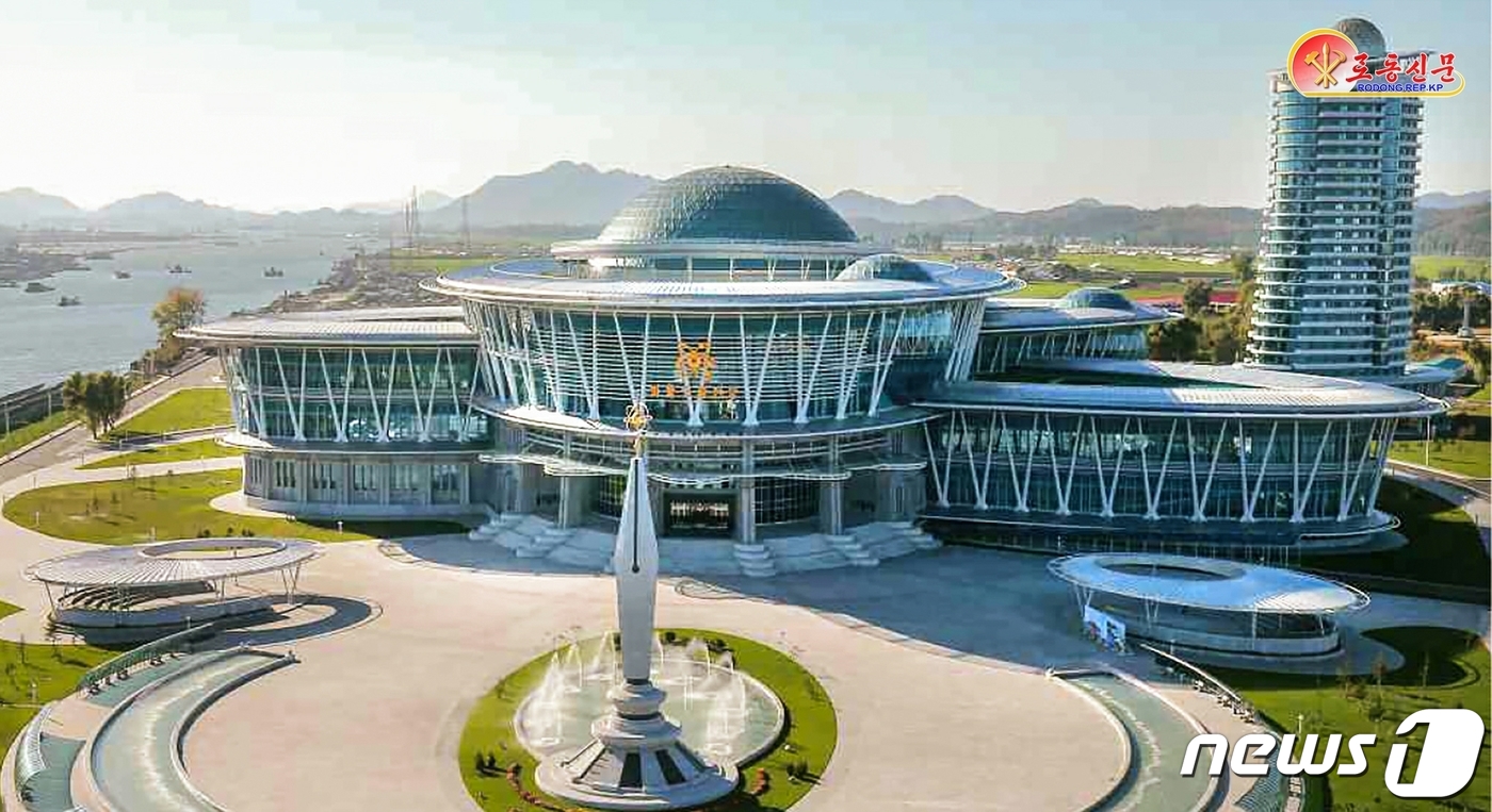 (평양 노동신문=뉴스1) = 북한 노동당 기관지 노동신문은 4일 평양에 들어선 기념비적 건축물을 조명하면서 김정은 노동당 총비서의 업적과 애민정신을 부각했다. 신문은 "새로운 평양 …