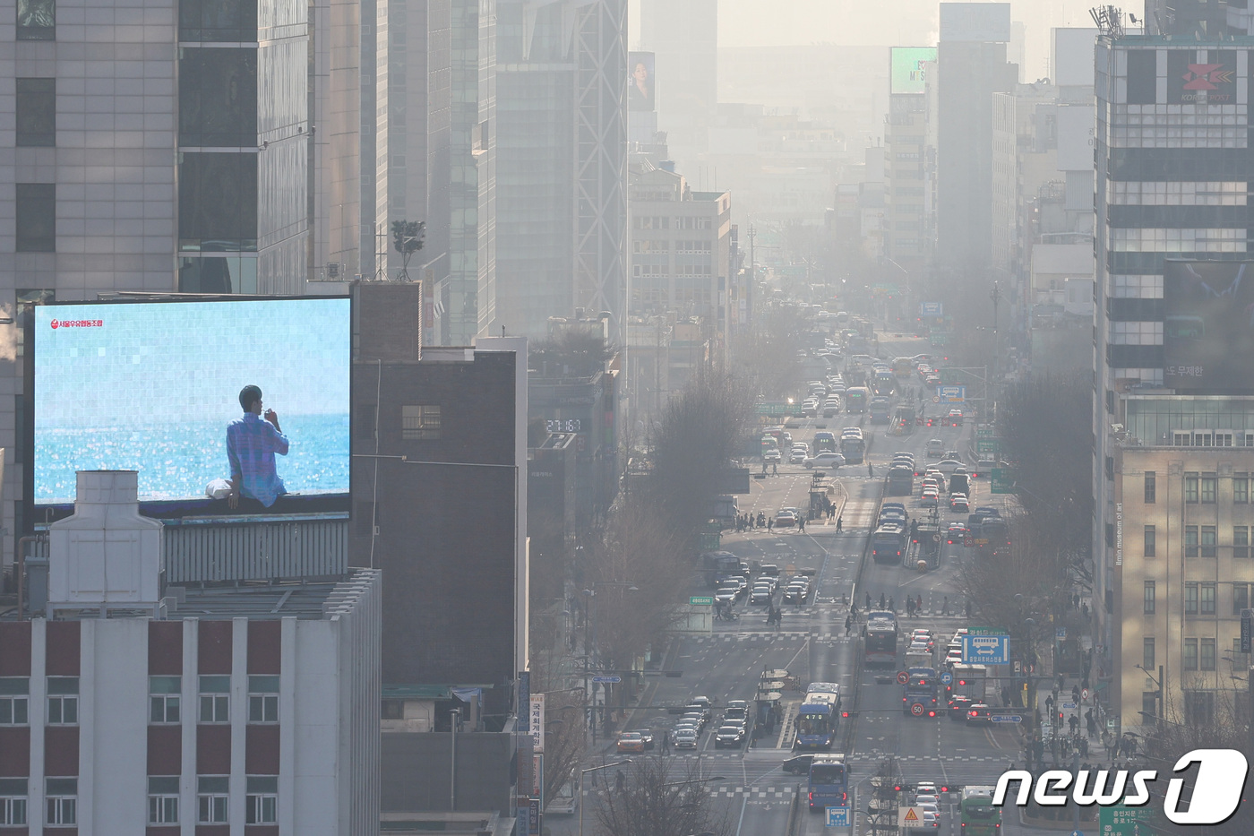 (서울=뉴스1) 신웅수 기자 = 전국 대부분 지역에서 초미세먼지 농도가 '나쁨' 수준을 보인 4일 오전 서울 종로구 일대가 뿌옇게 보이고 있다.한국환경공단은 오늘 전국 대부분 지역 …