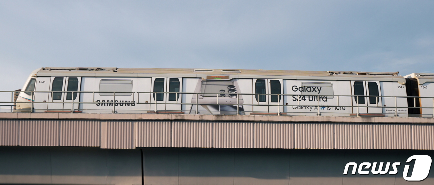 (서울=뉴스1) = 삼성전자는 말레이시아 쿠알라룸푸르 MRT(도시철도)와 협업을 통해  지난달 29일(현지시간)부터 금융·쇼핑 중심지 TRX 지하철역을 'TRX 삼성 갤럭시역'으로 …