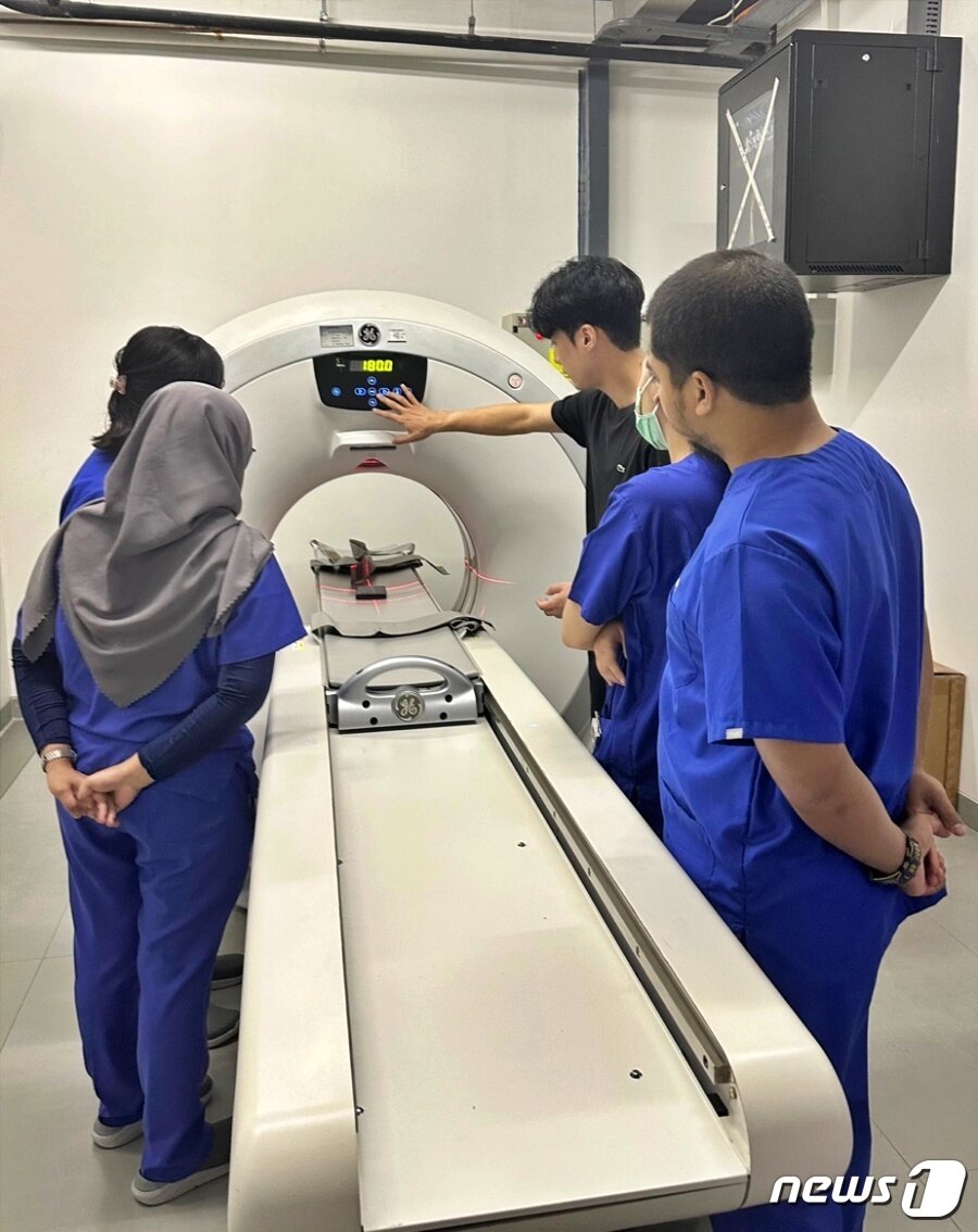 본문 이미지 - 오형석 원주SKY동물메디컬센터 원장이 인도네시아 메디벳동물병원 관계자들을 대상으로 영상 장비에 대해 설명하고 있다.&#40;코벳 제공&#41; ⓒ 뉴스1