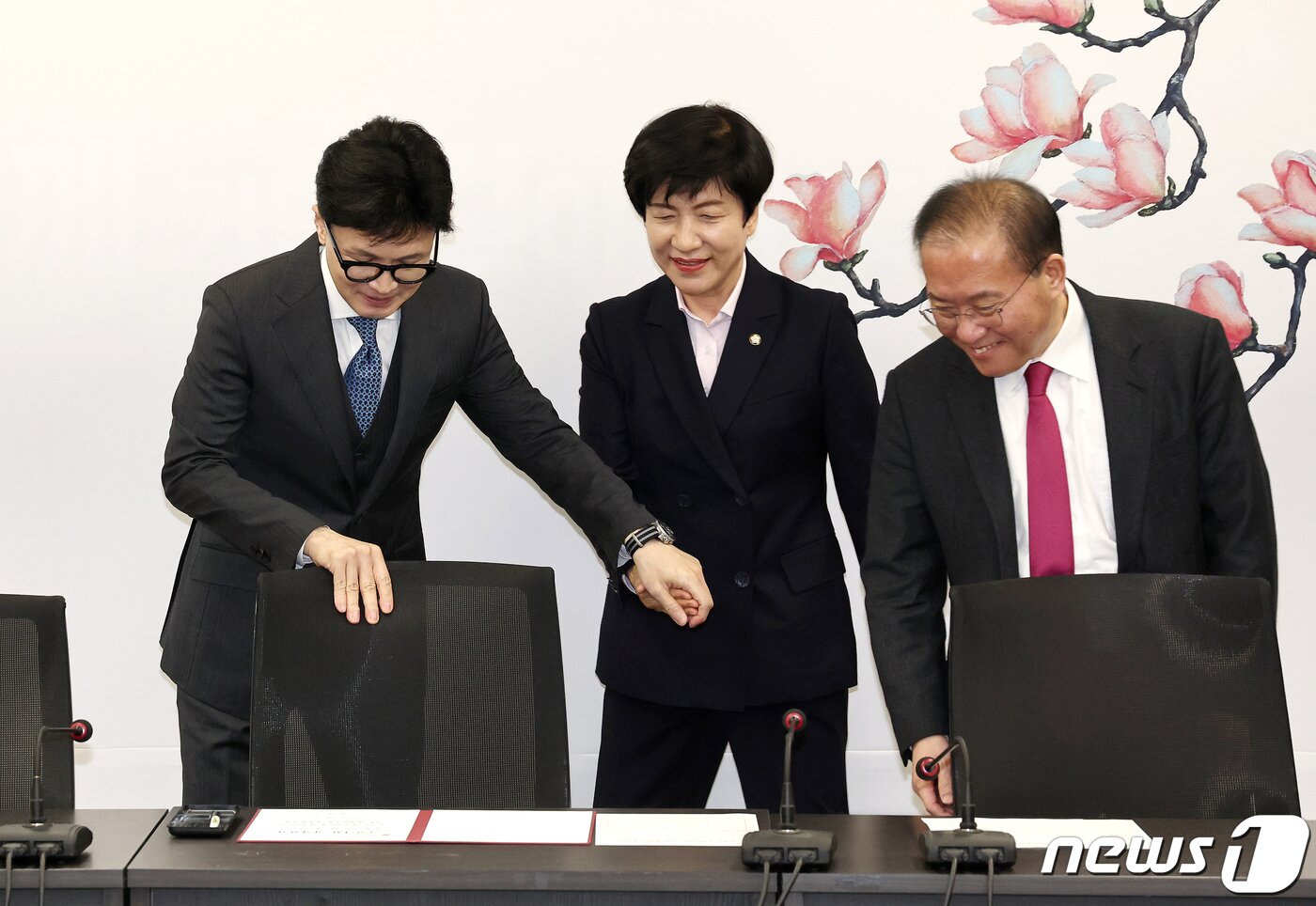 본문 이미지 - 한동훈 국민의힘 비상대책위원장이 4일 오전 서울 여의도 중앙당사에서 국민의힘에 입당한 김영주 국회부의장의 손을 잡고 자리를 안내하고 있다. 2024.3.4/뉴스1 ⓒ News1 구윤성 기자