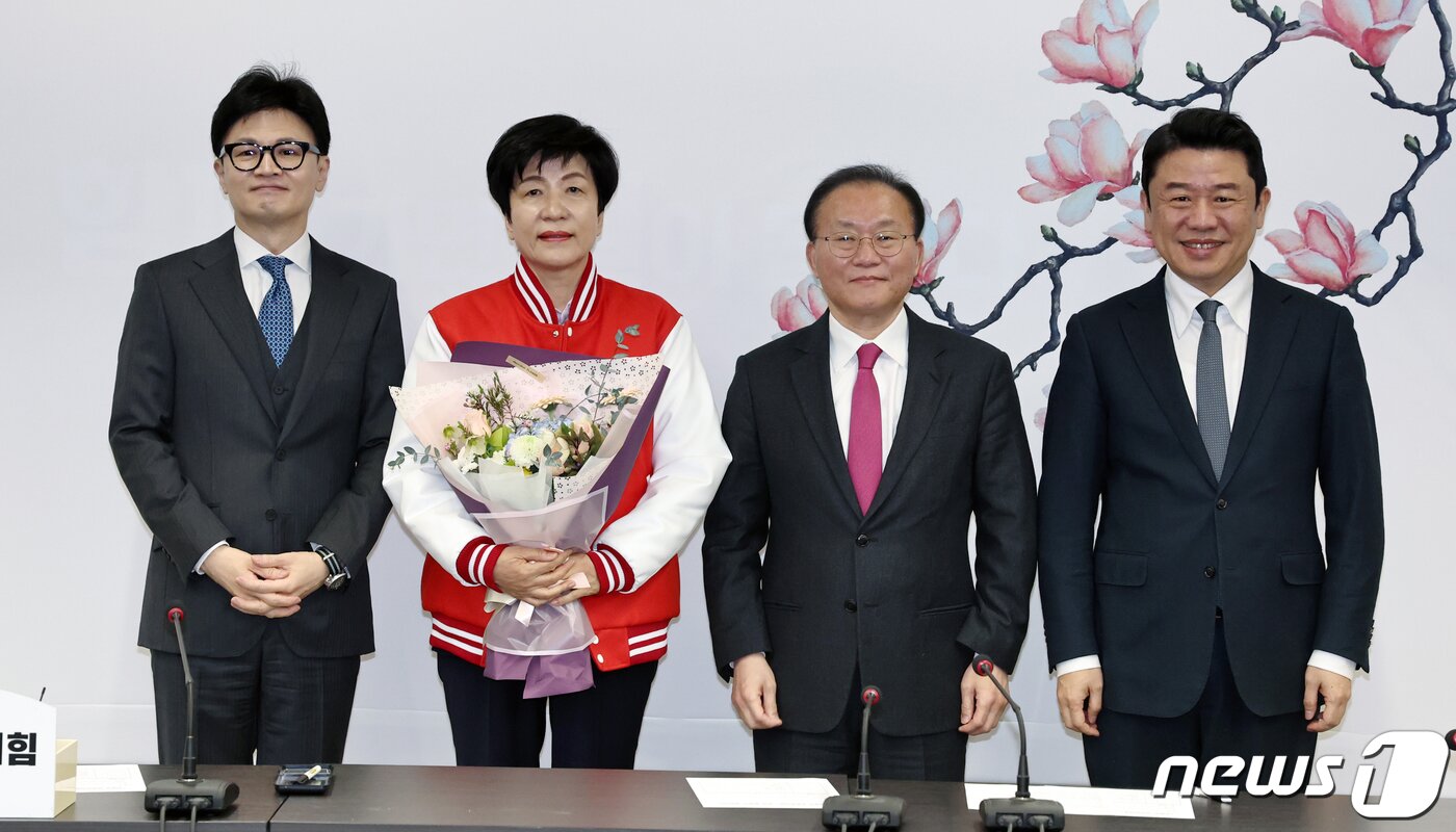 본문 이미지 - 한동훈 국민의힘 비상대책위원장이 4일 오전 서울 여의도 중앙당사에서 국민의힘에 입당한 김영주 국회부의장에게 당 점퍼를 입혀준 뒤 기념촬영을 하고 있다. 2024.3.4/뉴스1 ⓒ News1 구윤성 기자