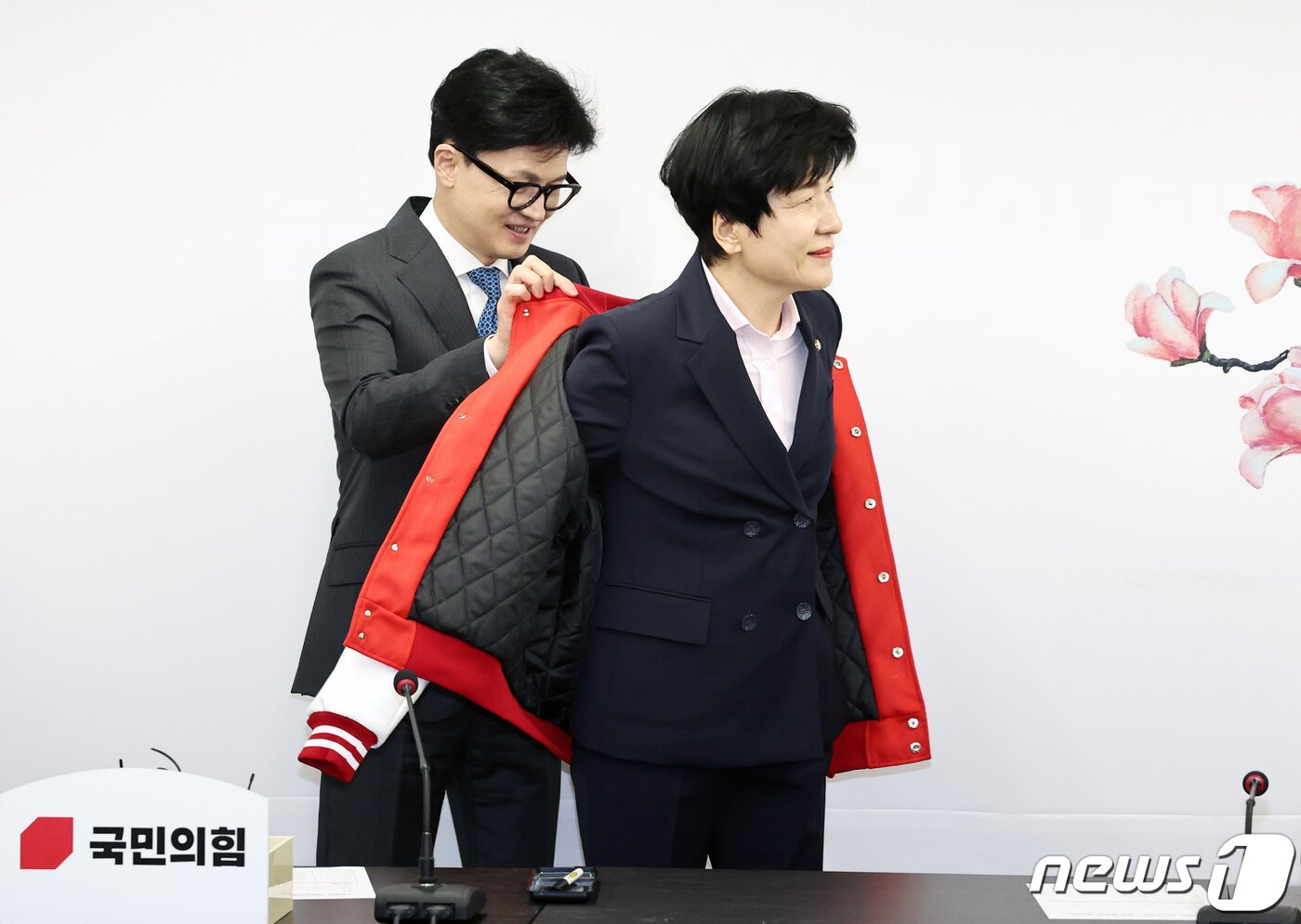 본문 이미지 - 한동훈 국민의힘 비상대책위원장이 4일 오전 서울 여의도 중앙당사에서 국민의힘에 입당한 김영주 국회부의장에게 당 점퍼를 입혀주고 있다. 2024.3.4/뉴스1 ⓒ News1 구윤성 기자