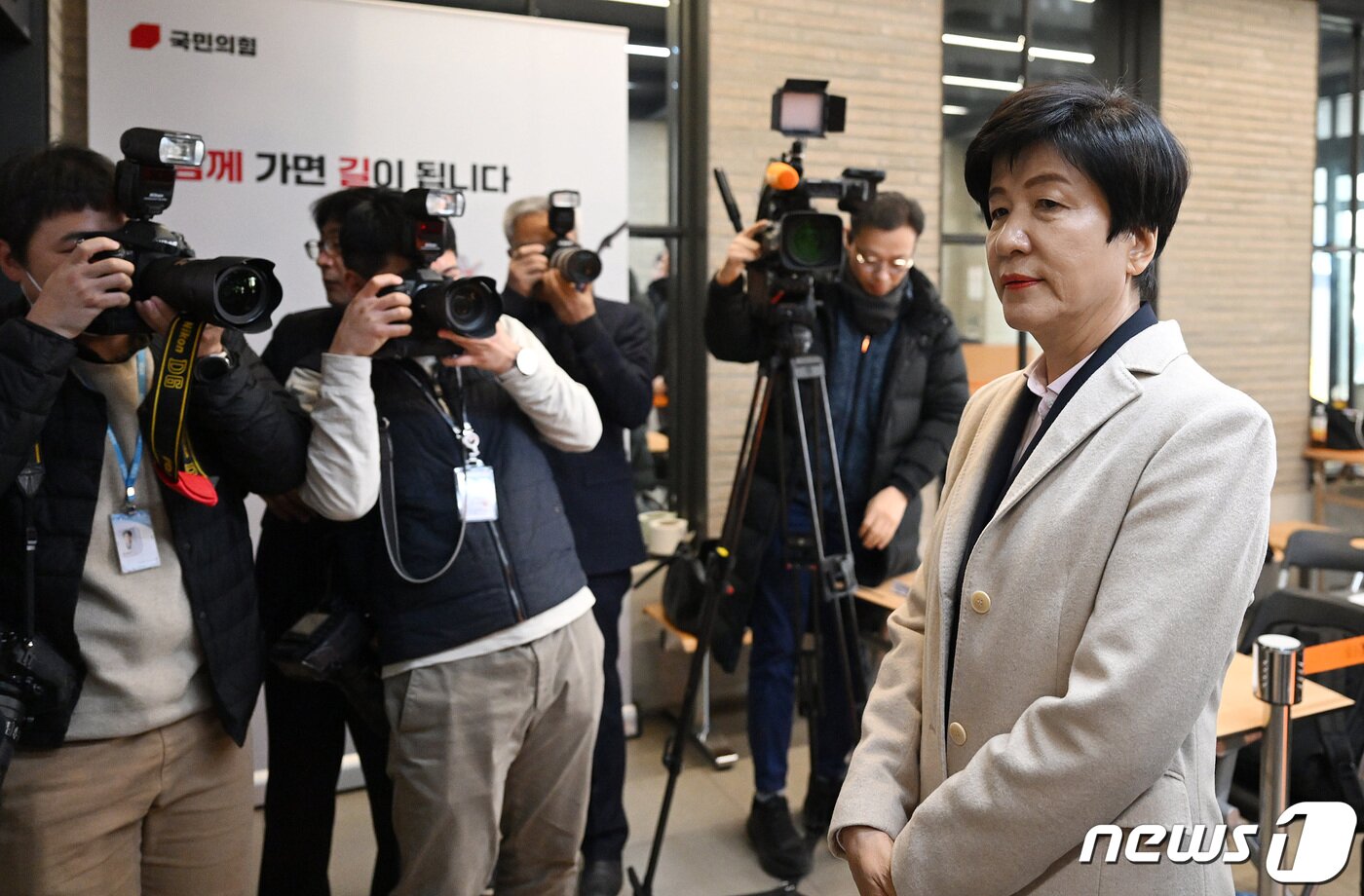 본문 이미지 - 더불어민주당을 탈당한 김영주 국회부의장이 4일 오전 서울 여의도 국민의힘 중앙당사에서 열리는 입당식에 참석하고 있다. (공동취재) 2024.3.4/뉴스1 ⓒ News1 구윤성 기자