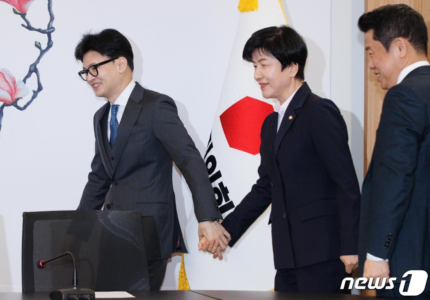 본문 이미지 - 더불어민주당 공천에서 하위 20% 통보를 받은 뒤 탈당한 김영주 국회 부의장이 4일 오전 서울 여의도 국민의힘 중앙당사에서 한동훈 국민의힘 비상대책위원장의 손을 잡고 입당식에 참석하고 있다. (공동취재) 2024.3.4/뉴스1 ⓒ News1 구윤성 기자