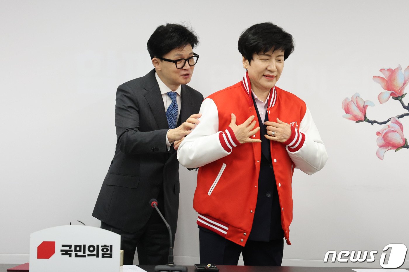 본문 이미지 - 한동훈 국민의힘 비상대책위원장이 4일 오전 서울 여의도 국민의힘 중앙당사에서 열린 김영주 국회 부의장 입당식에서 당 점퍼를 입혀주고 있다. (공동취재) 2024.3.4/뉴스1 ⓒ News1 구윤성 기자