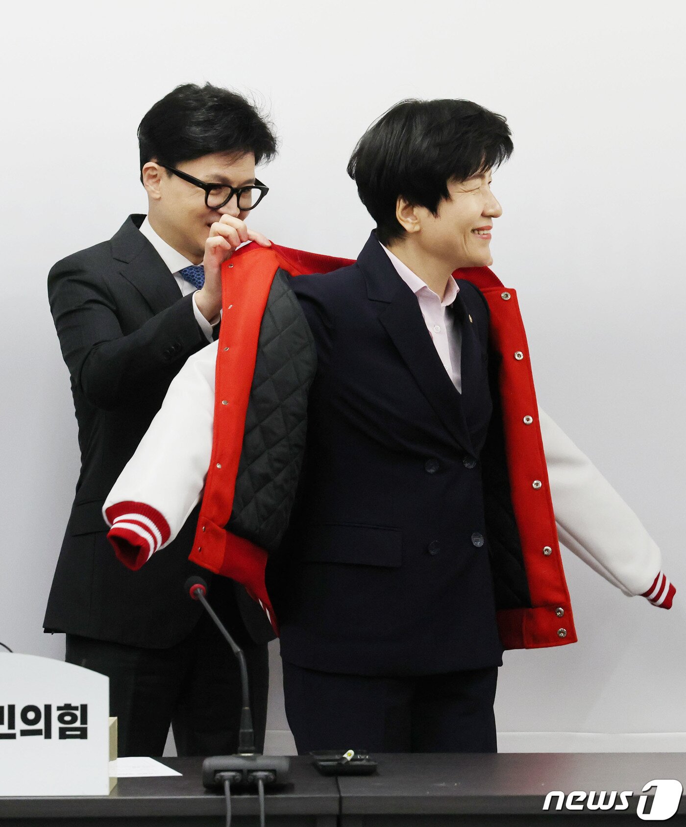 본문 이미지 - 한동훈 국민의힘 비상대책위원장이 4일 오전 서울 여의도 국민의힘 중앙당사에서 열린 김영주 국회 부의장 입당식에서 당 점퍼를 입혀주고 있다. (공동취재) 2024.3.4/뉴스1 ⓒ News1 구윤성 기자