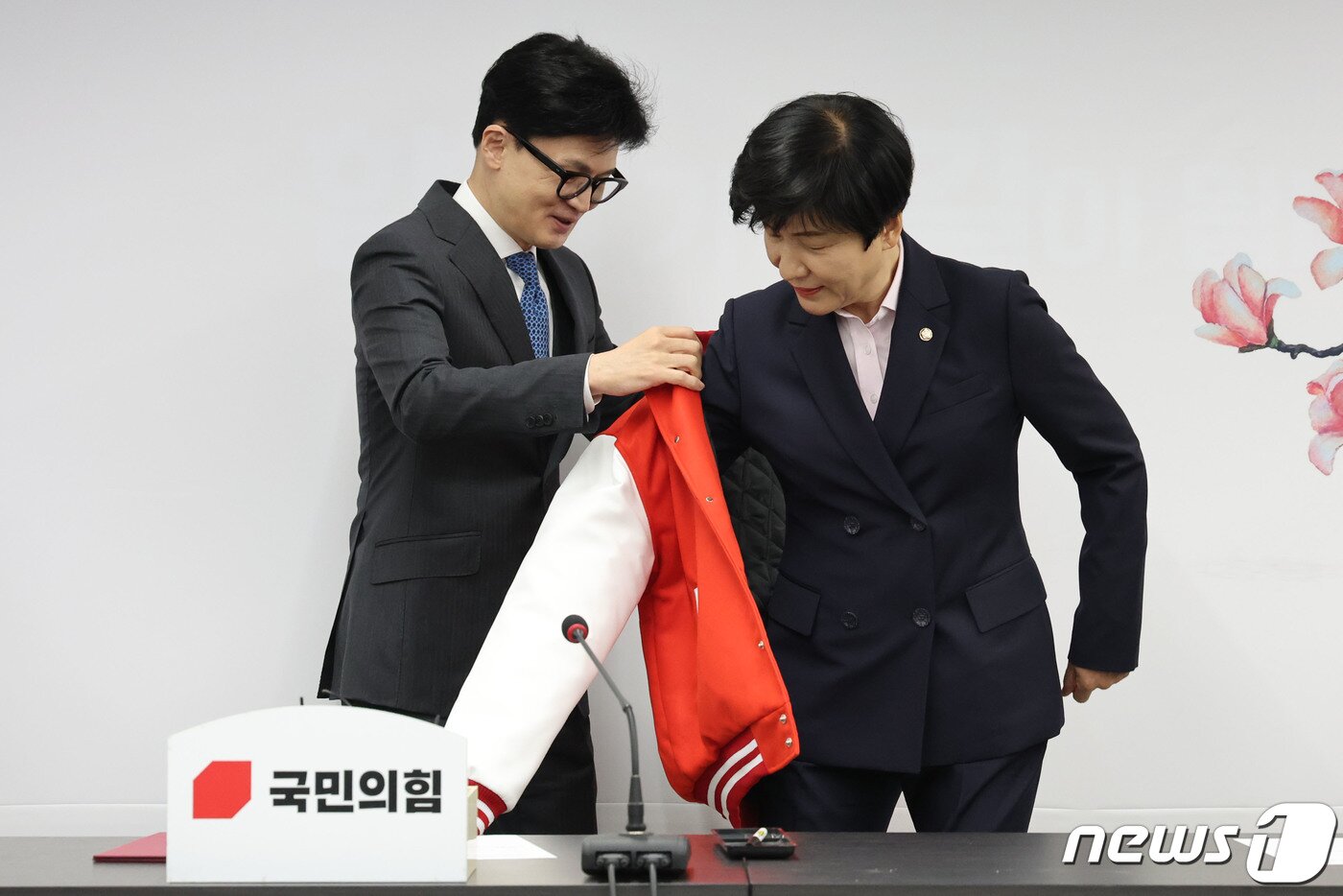 본문 이미지 - 한동훈 국민의힘 비상대책위원장이 4일 오전 서울 여의도 국민의힘 중앙당사에서 열린 김영주 국회 부의장 입당식에서 당 점퍼를 입혀주고 있다. (공동취재) 2024.3.4/뉴스1 ⓒ News1 구윤성 기자
