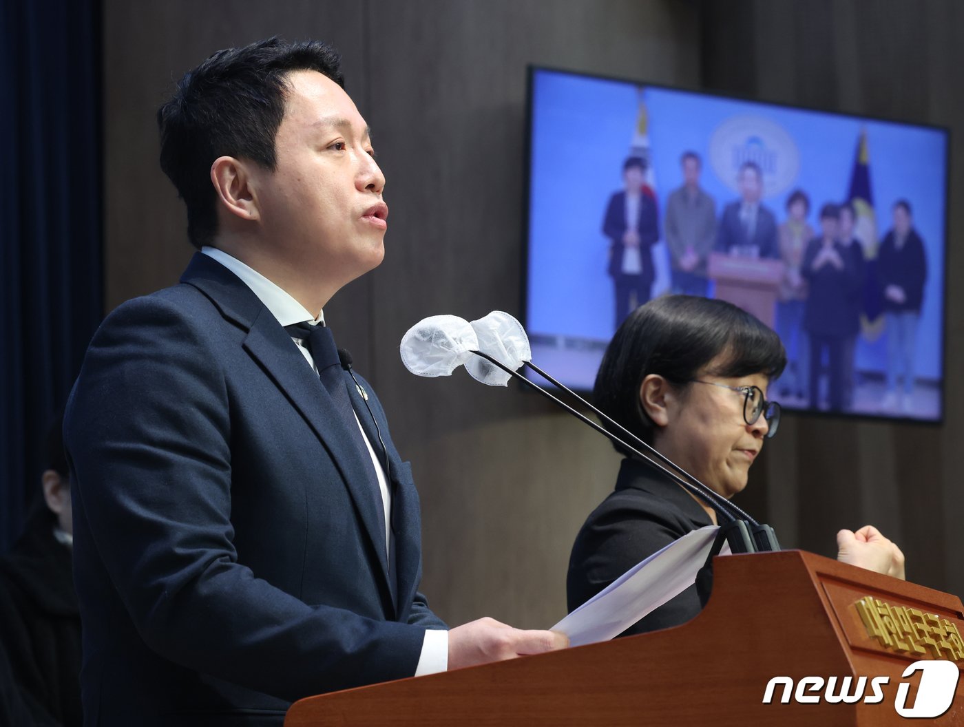 본문 이미지 - 임태훈 전 군인권센터 소장이 4일 서울 여의도 국회 소통관에서 야권 비례대표 위성정당인 더불어민주연합의 비례대표 후보 지원 기자회견을 하고 있다. 2024.3.4/뉴스1 ⓒ News1 송원영 기자