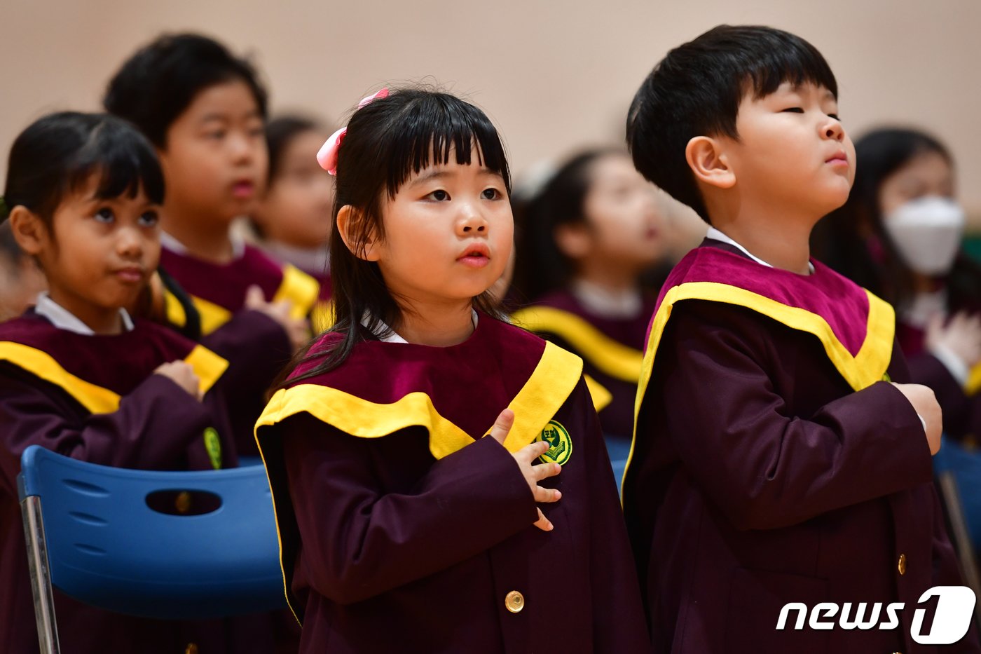 4일 오전 경북 포스코교육재단 포항제철초등학교에서 열린 2024학년도 입학식에서 1학년 신입생들이 국민의례하고 있다. 2024.3.4/뉴스1 ⓒ News1 최창호 기자